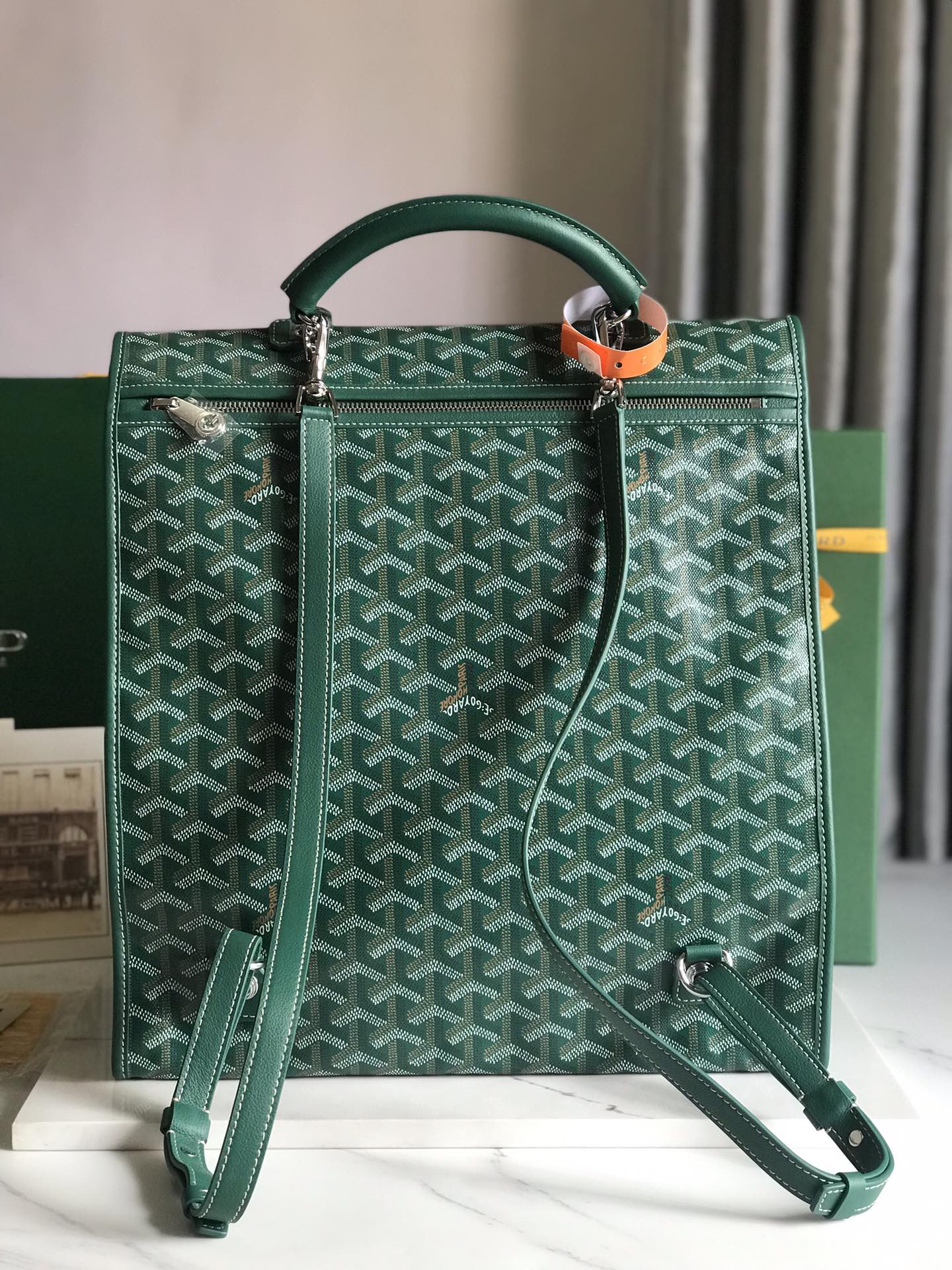 P1420 Goyard Saint Leger Green Folding BackpackSaint Leger bag follows Goyard's consistent modular design and functionality principlesInterior space is largeMax equipped with removable, adjustable shoulder straps can be cleverly converted as a briefcase or backpack to use as an essential companion for daily travel ❤️Size: 33*35*16cm020318グリーン-ハイフェイクバッグ