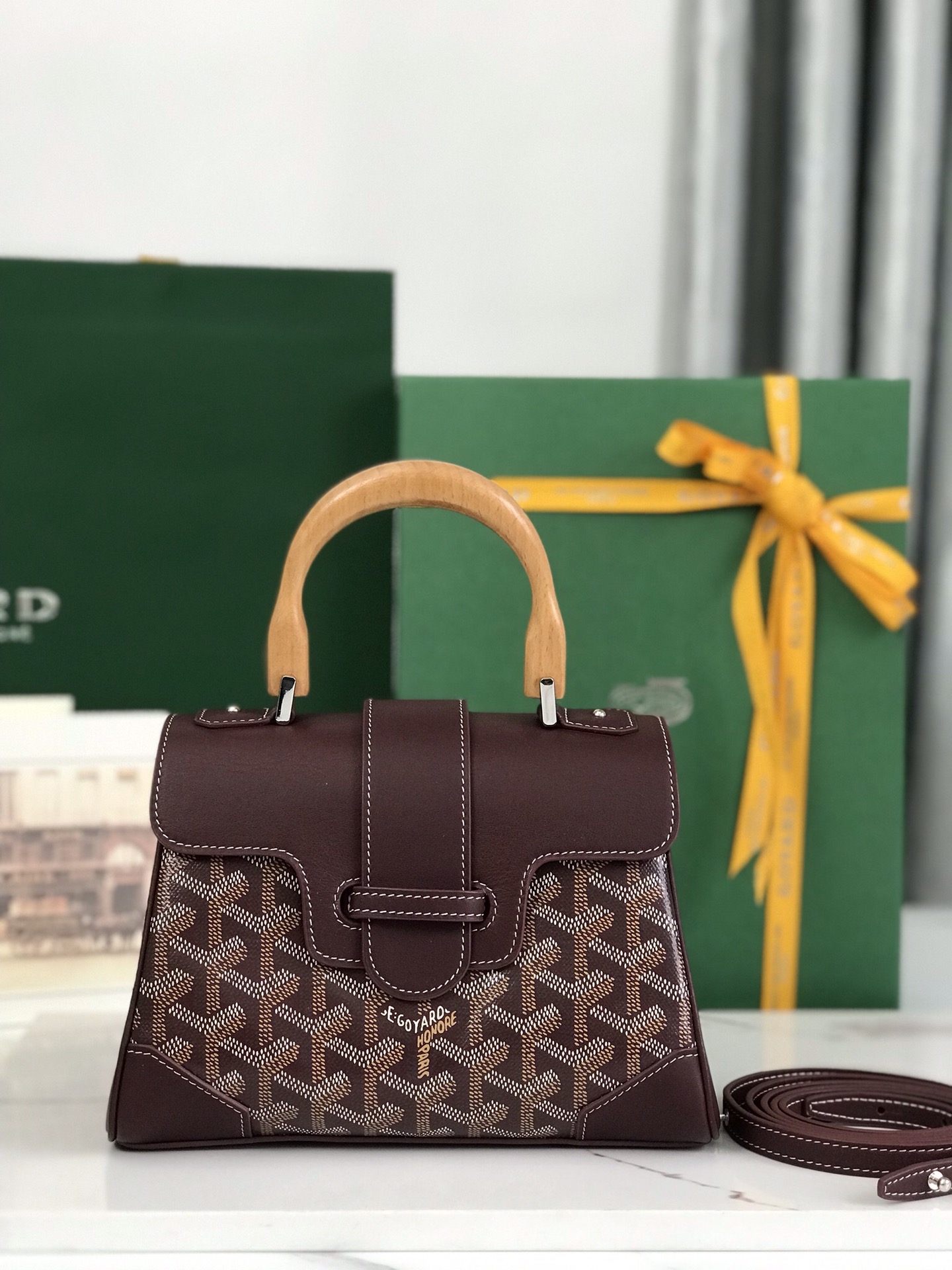 P1220 Goyard 酒红mini Saigon 西贡包 象征着爱情、优雅、与精致的Saigon包！低调做工又完美、这款包优雅复古又不失风情让人很难拒绝的款式拎起来 是超乎想象的轻～👯 
材质：木釉手柄配进口头层牛皮🐂
尺寸：20×14.5×9cm、加上木柄总高25cm-高仿包包