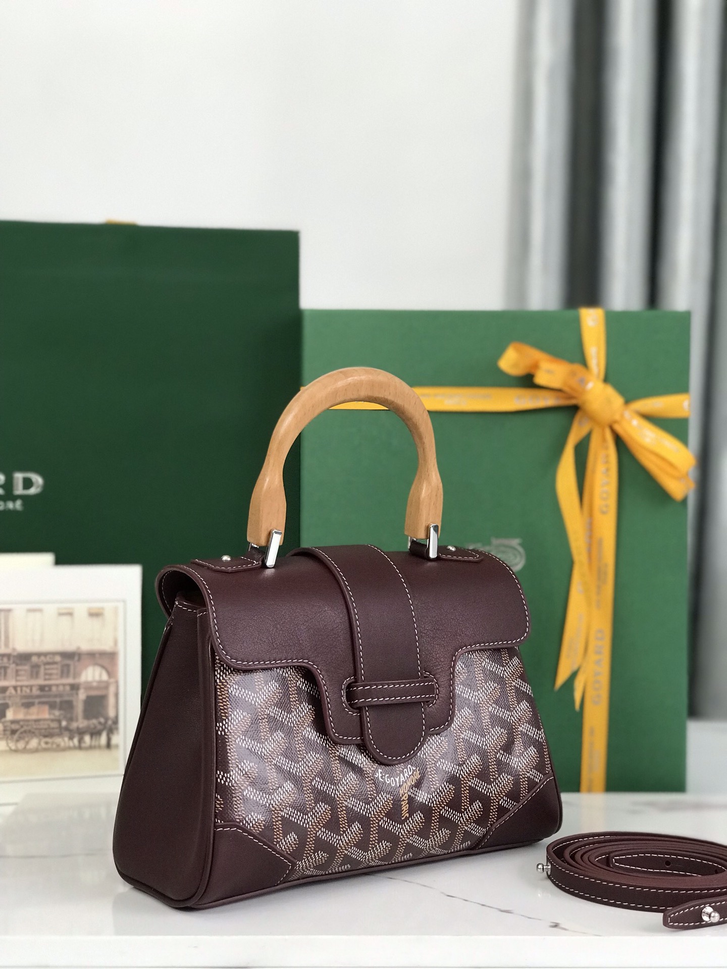 Image [2]-P1220 Goyard Bourgogne Mini Saigon Bag Le sac Saigon symbolise l'amour, l'élégance et la sophistication ! La fabrication de profil bas et parfait, ce sac est élégant rétro et ne pas perdre le style est difficile à refuser le style de porter est au-delà de l'imagination légère ~ 👯 Matériel : bois glacé poignée avec importé première couche de peau de vache 🐂 Dimensions : 20 × 14,5 × 9cm, plus la poignée en bois hauteur totale de 25cm-haute répliques de sacs.