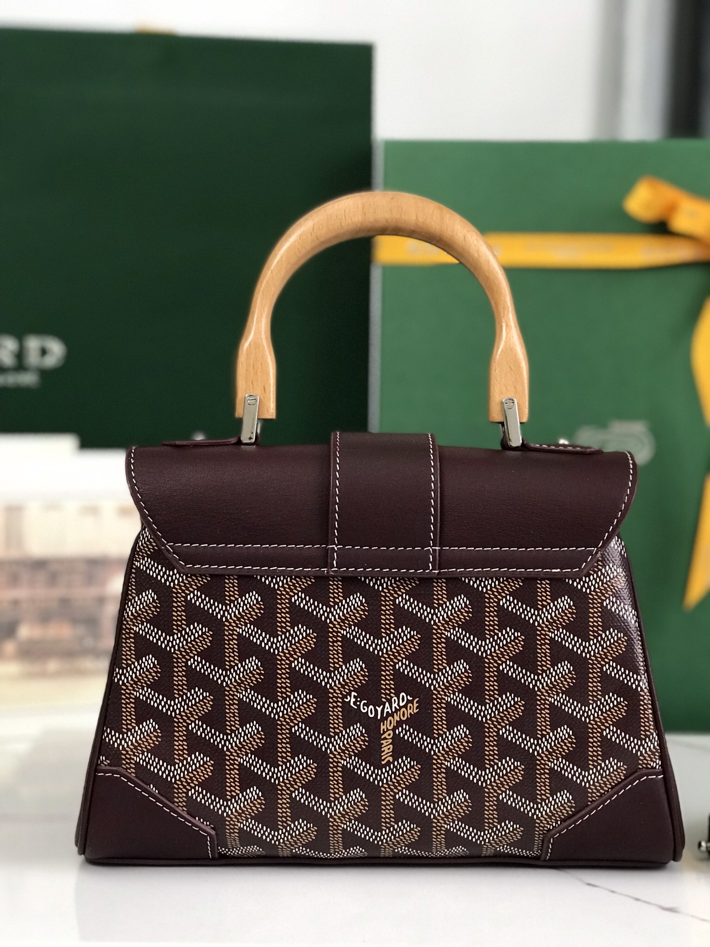 ¡Foto [4]-P1220 Goyard Borgoña Mini Bolsa de Saigón La bolsa de Saigón simboliza el amor, la elegancia y la sofisticación! Mano de obra de bajo perfil y perfecto, este bolso es elegante retro y no perder el estilo es difícil de rechazar el estilo de llevar está más allá de la imaginación la luz ~ 👯 Material: madera esmaltada mango con piel de vaca importada de primera capa 🐂 Dimensiones: 20 × 14,5 × 9cm, más el mango de madera altura total de 25cm-alta réplica bolsos