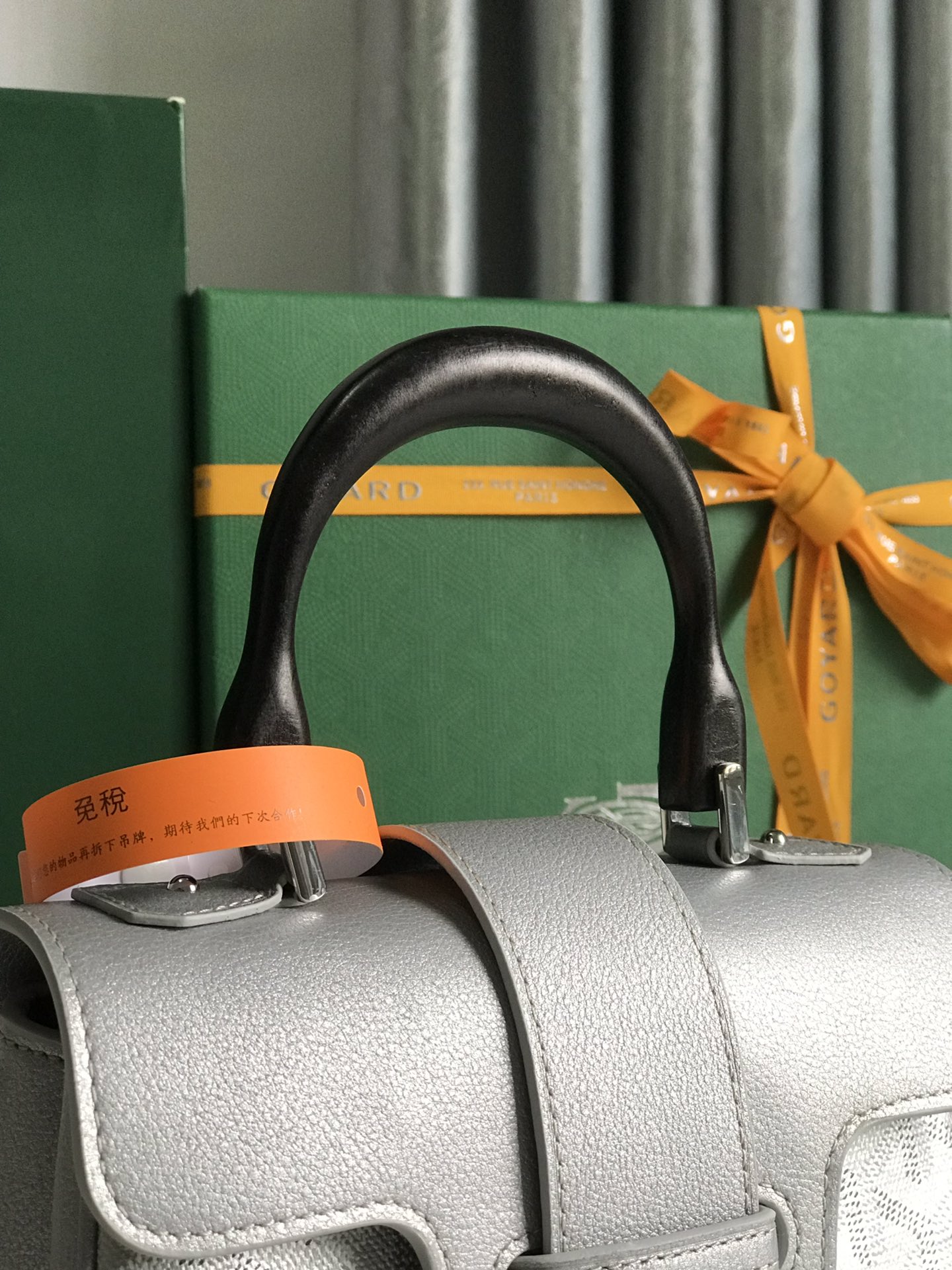 P1320 Soft Saïgon em verde caqui evoca a elegância única e o espírito viajante da Goyard com o seu aspeto compacto e requintado. O estilo é clássico e está de acordo com a tendência contemporânea de favorecer as "malas pequenas". --Pode ser transportada à mão, a tiracolo ou a tiracoloTamanho: 20×15×7,5cm