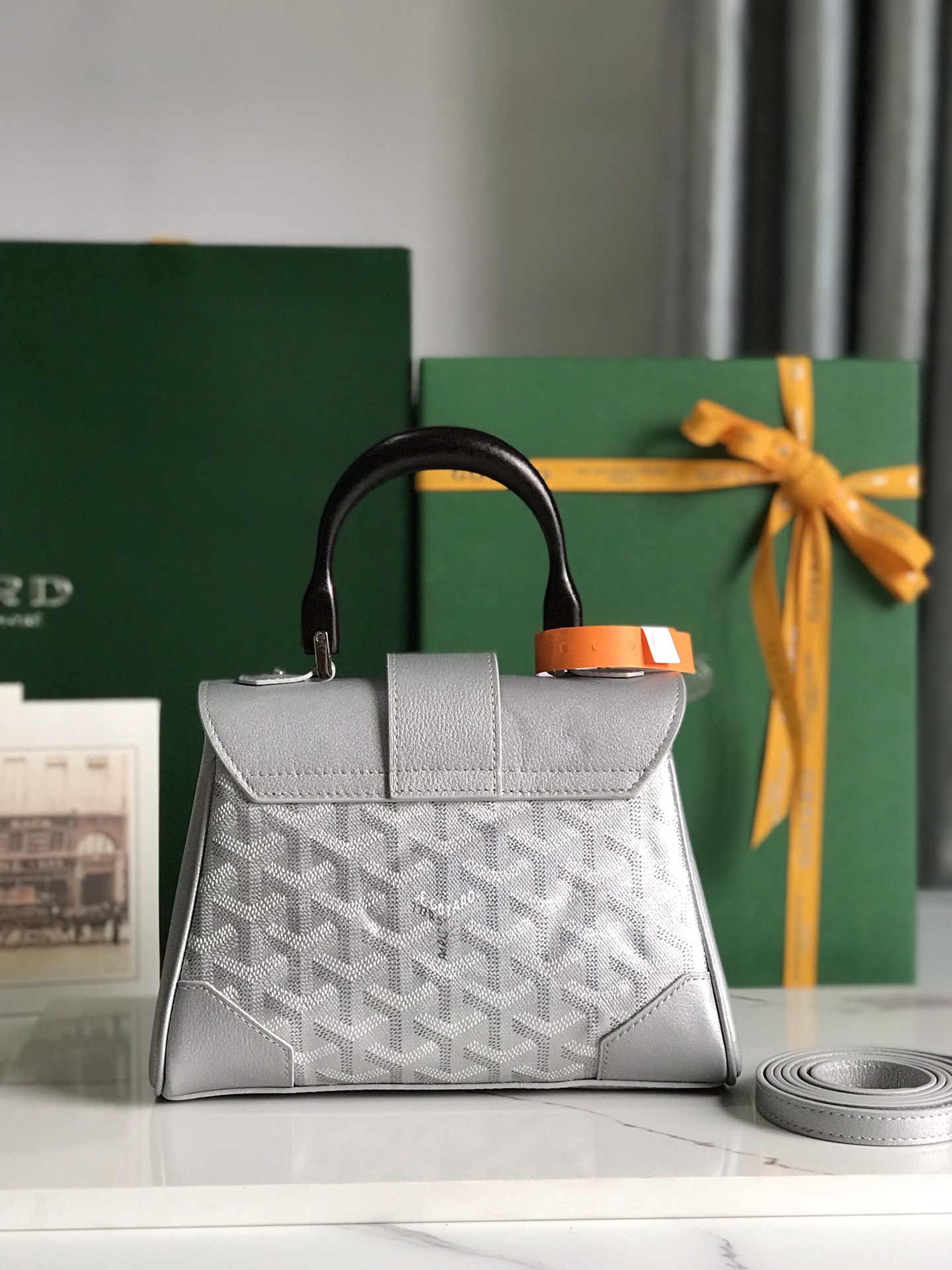 Imagen[1]-P1320 Space Silver Sliver Soft Saïgon Mini Bag evoca la elegancia única y el espíritu viajero de Goyard con su aspecto compacto y refinado. Su estilo es clásico y se inscribe en la tendencia contemporánea de favorecer el uso de "bolsos pequeños". Tres formas de llevarlo: en la mano, cruzado y al hombro Tamaño: 20 × 15 × 7,5 cm-Fábrica de alta imitación