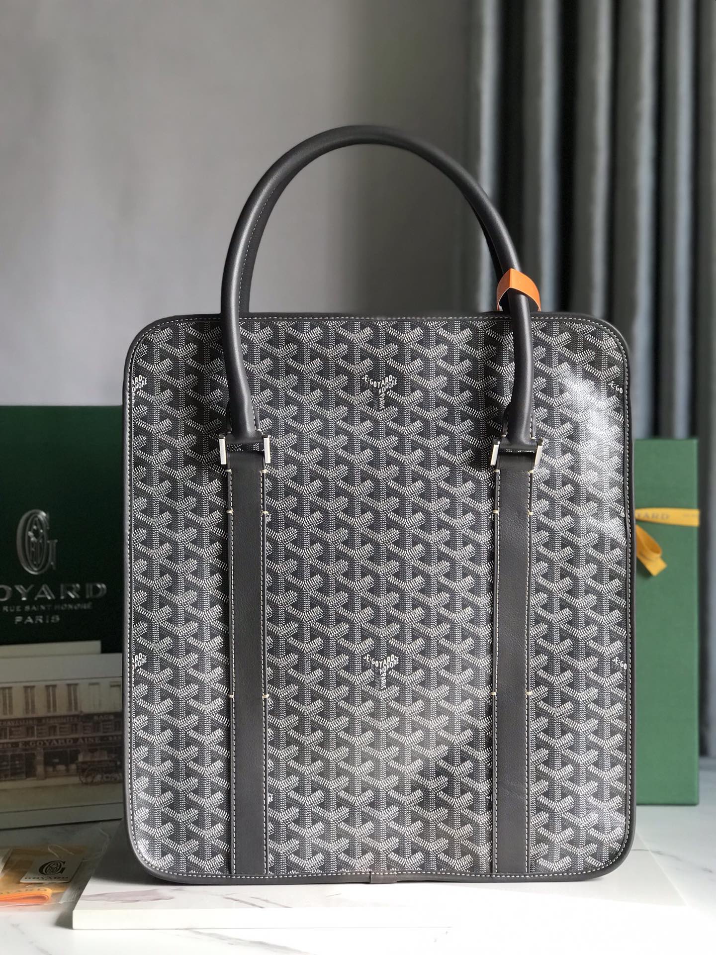 P1500 Gray Bourgogne Vertical Briefcase 💼Reinterpretation of the 1960s classic not only draws on the essence of the old version but also has more structured featuresThe body of the bag adopts a vertical and compact designRounded leather handle combined with double zippersPerfectly blends business temperament and casual styleHidden leather fastening strap on one side 🉑 ️Specialized for newspapers umbrellas, etc.SizeSize: 35×39×11cm🔎120211 Gray-High Fake Factory