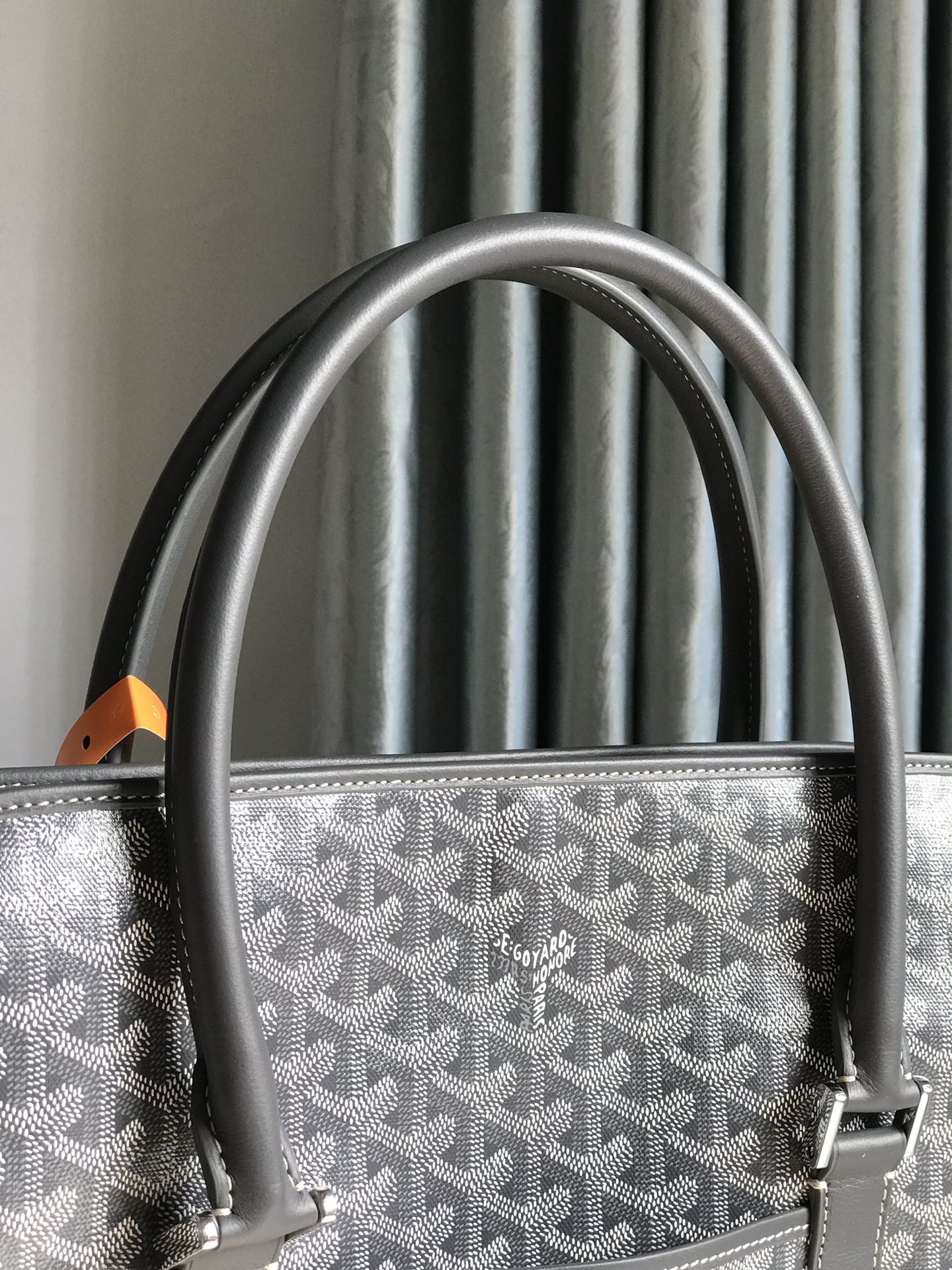 P1500 Gray Bourgogne Vertical Briefcase 💼Reinterpretation of the 1960s classic not only draws on the essence of the old version but also has more structured featuresThe body of the bag adopts a vertical and compact designRounded leather handle combined with double zippersPerfectly blends business temperament and casual styleHidden leather fastening strap on one side 🉑 ️Specialized for newspapers umbrellas, etc.SizeSize: 35×39×11cm🔎120211 Gray-High Fake Factory