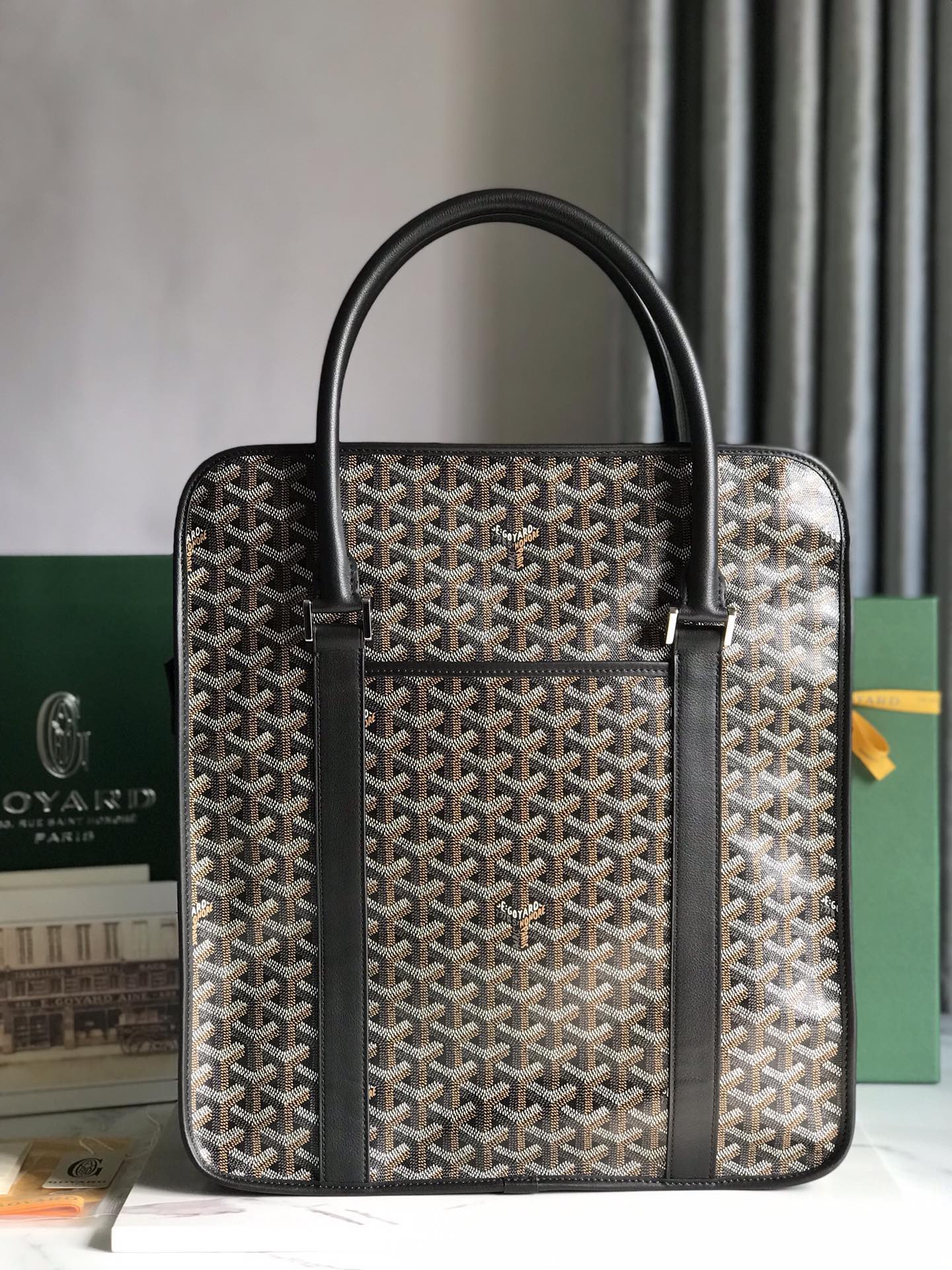 P1500 Black Bourgogne Vertical Briefcase 💼Reinterpretação de um clássico dos anos 60 que não só se baseia no melhor do antigo, mas também tem caraterísticas mais estruturadasO corpo do saco tem um design vertical e compactoAs pegas de couro arredondadas combinadas com um fecho duplo combinam uma mistura perfeita de negócios e estilo casualAs tiras de fixação de couro escondidas de um lado🉑O saco foi concebido para segurar jornais, guarda-chuvas e outros artigos, e foi também concebido para ser utilizado como pasta. ️Especializada para jornais, guarda-chuvas, etc.Tamanho: 35×39×11cmCor preta