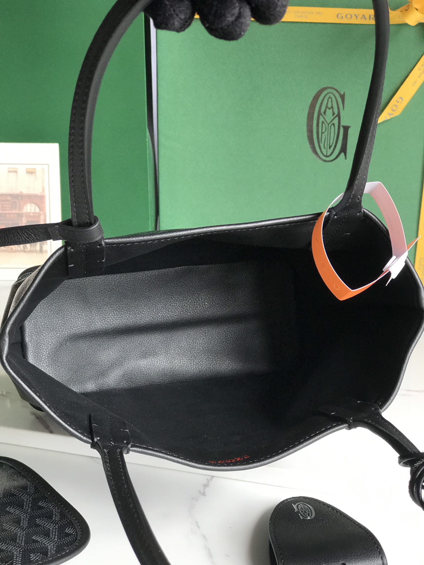 P1160 Anjou Mini Negro Y Forma Letra Pintado Modelo 🎨Doble cara mini Tote La superficie estampada está hecha de cáñamo de lluvia personalizado de alta calidad 〽️ consistente con ZP y luego recubierto con goma brillante aldehído azúcar [ingenio] textura de partículas comparable a ZP para lograr una especie de aparentemente ligero, pero también sutil sensación 🤟 Cuero para la primera capa de piel de becerro 👛 suave y no irrita la mano 💪 además de la pintura personalizada una bolsa puede ser respaldado por los tres tipos de Estilo de entrega bolsa accesorios bolsa clip 🎀➕ caja de regalo 🎁➕ versión actualizada del manual 💌.DimensionesTamaño: bolsillo 28cm, fondo 20*altura 20*anchura del fondo 10cm.🔎020660Negro