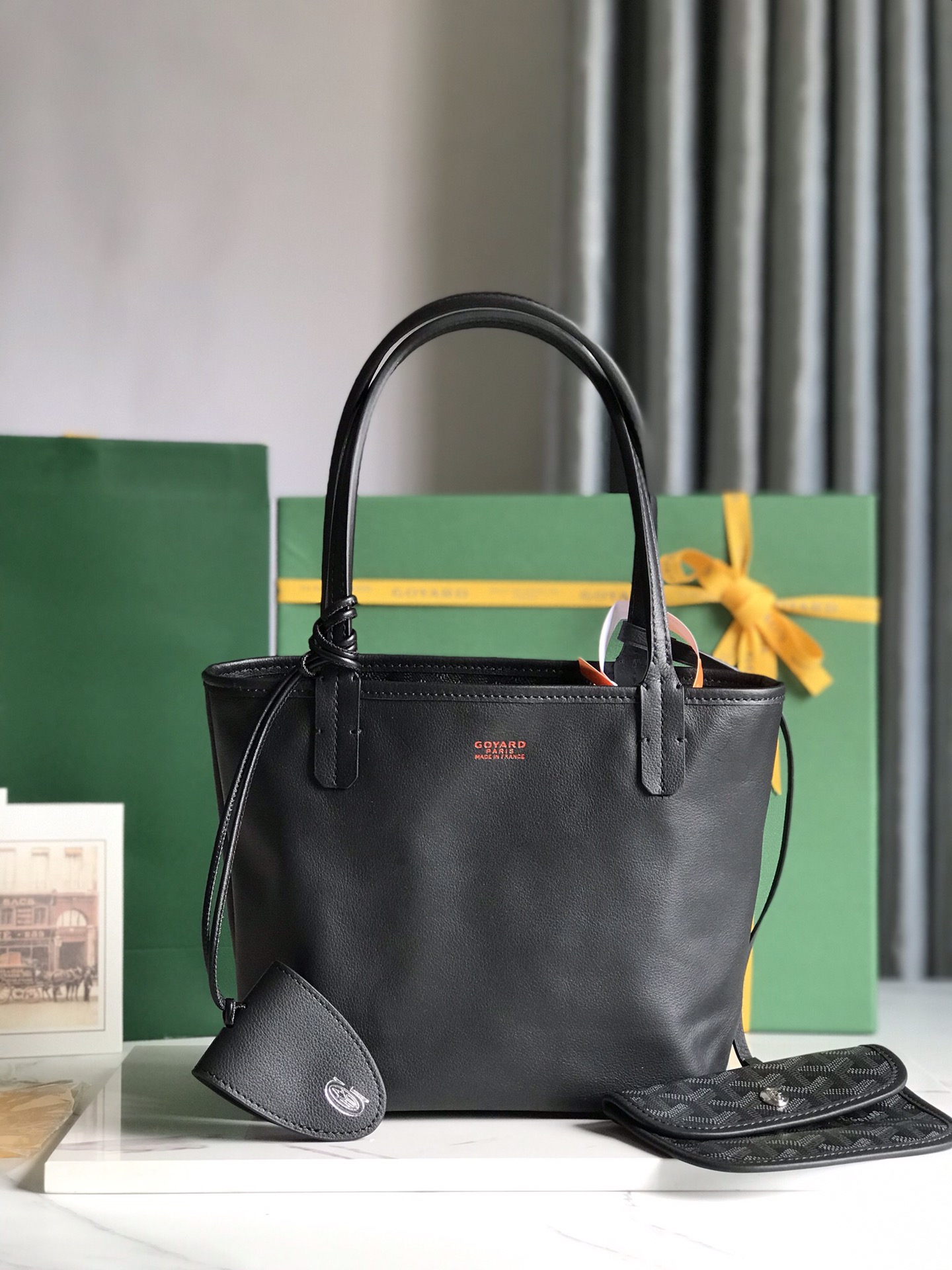 P1160 Anjou Mini Negro Y Forma Letra Pintado Modelo 🎨Doble cara mini Tote La superficie estampada está hecha de cáñamo de lluvia personalizado de alta calidad 〽️ consistente con ZP y luego recubierto con goma brillante aldehído azúcar [ingenio] textura de partículas comparable a ZP para lograr una especie de aparentemente ligero, pero también sutil sensación 🤟 Cuero para la primera capa de piel de becerro 👛 suave y no irrita la mano 💪 además de la pintura personalizada una bolsa puede ser respaldado por los tres tipos de Estilo de entrega bolsa accesorios bolsa clip 🎀➕ caja de regalo 🎁➕ versión actualizada del manual 💌.DimensionesTamaño: bolsillo 28cm, fondo 20*altura 20*anchura del fondo 10cm.🔎020660Negro