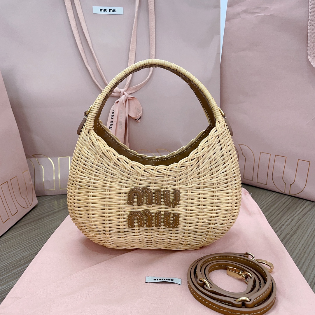 P15005BC125miumiu summer rustic resort style woven vegetable blue sub-bag front hand-stitched leather logo label inside a card compartment with a long leather shoulder strap shoulder hand-carry can be capacity very 👌 cell phone 📱 tissue paper powder lipstick can be put sweet versatile trekking vacation absolute sub-size: 20 X17 X6 with the original packaging-high imitation factory