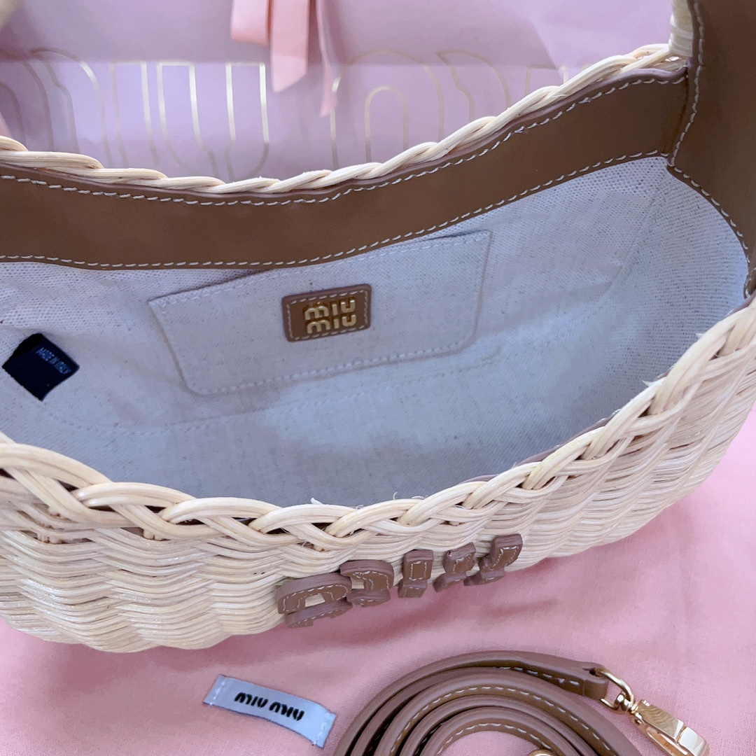 P15005BC125miumiu summer rustic resort style woven vegetable blue sub-bag front hand-stitched leather logo label inside a card compartment with a long leather shoulder strap shoulder hand-carry can be capacity very 👌 cell phone 📱 tissue paper powder lipstick can be put sweet versatile trekking vacation absolute sub-size: 20 X17 X6 with the original packaging-high imitation factory