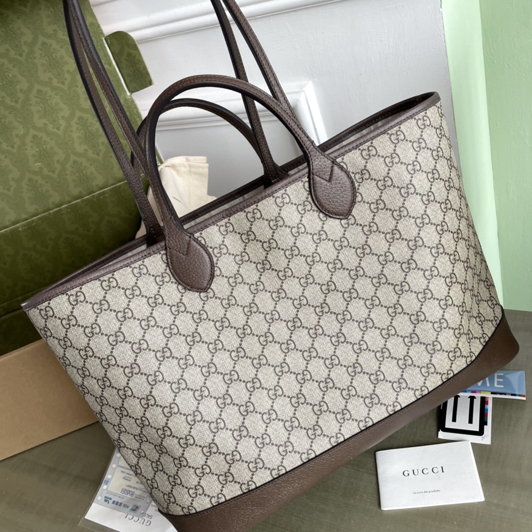 G739730 P1700! Size: 38.5/28.5/15cm! The Ophidia collection remains one of Gucci's most iconic handbags, and each season the brand introduces a new model that creates a versatile accessory for every look. The two carry handles give this tote bag versatility that can be worn as a shoulder bag or as a tote. A classic design element, the Double G has been embedded in the brand's designs and is presented in this bag with a striking contrast to the GG Supreme canvas and brown leather piping in beige and ebony GG Supreme canvas with brown leather piping This piece can be worn as a shoulder bag or as a tote Leather handles (11 cm high) Leather shoulder strap (27 cm high)