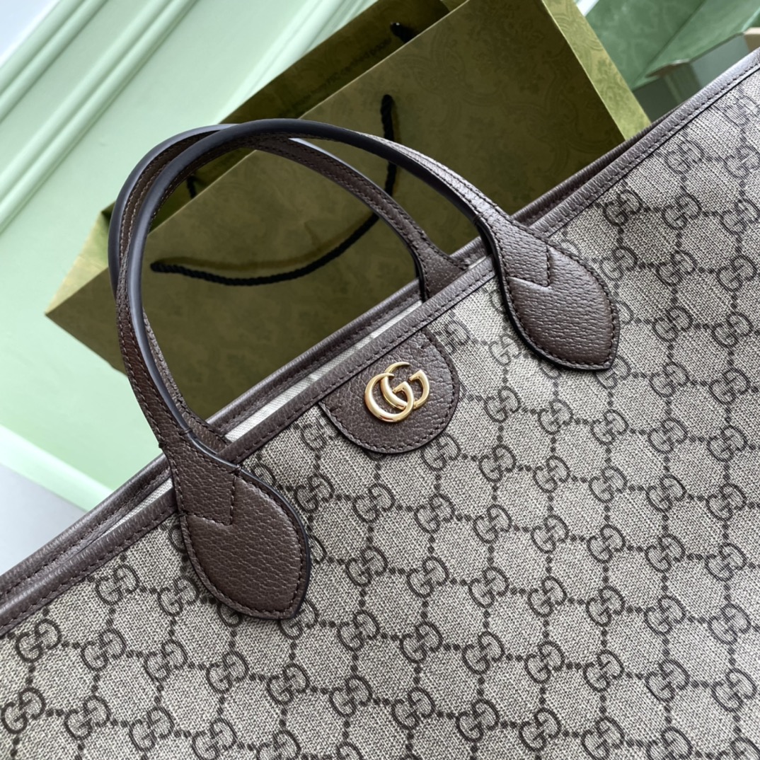 G739730 P1700¡ Talla: 38,5/28,5/15cm¡ La colección Ophidia sigue siendo uno de los bolsos más icónicos de Gucci, y cada temporada la marca presenta un nuevo modelo que crea un accesorio versátil que se adapta a cualquier look. Las dos asas de transporte confieren versatilidad al bolso tote, que permite llevarlo como bandolera o como bolso de mano. Un elemento de diseño clásico muy arraigado en los diseños de la marca, se presenta aquí de forma llamativa con lona GG Supreme y ribetes de piel marrón en beige y ébano Lona GG Supreme con ribetes de piel marrón Esta pieza puede llevarse como bolso bandolera o como tote Asas de piel (11 cm de altura) Correa de piel para el hombro (27 cm de altura)