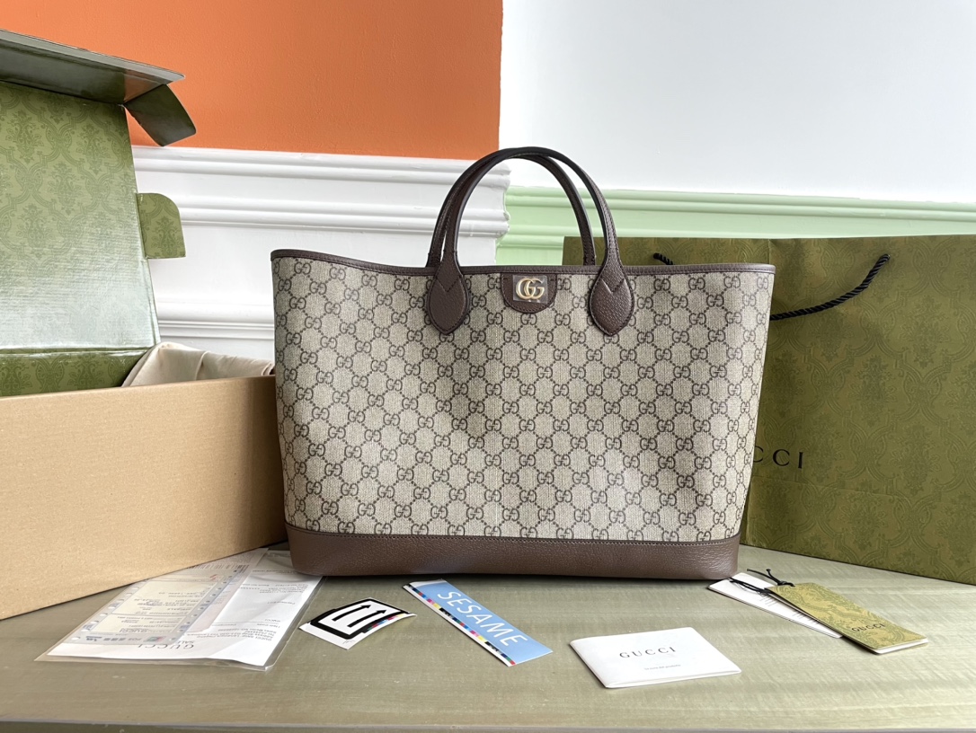 G739730 P1700 ! Taille : 38.5/28.5/15cm ! La collection Ophidia reste l'un des sacs à main les plus emblématiques de Gucci, et chaque saison la marque présente un nouveau modèle qui crée un accessoire polyvalent pour s'adapter à n'importe quel look. Les deux poignées de transport donnent au sac fourre-tout une grande polyvalence, lui permettant d'être porté à l'épaule ou comme un sac à main. Un élément de design classique profondément ancré dans les créations de la marque, présenté ici de manière accrocheuse avec la toile GG Supreme et le passepoil en cuir marron en beige et ébène Toile GG Supreme avec passepoil en cuir marron Cette pièce peut être portée comme sac à bandoulière ou comme fourre-tout Poignées en cuir (11 cm de haut) Bandoulière en cuir (27 cm de haut)