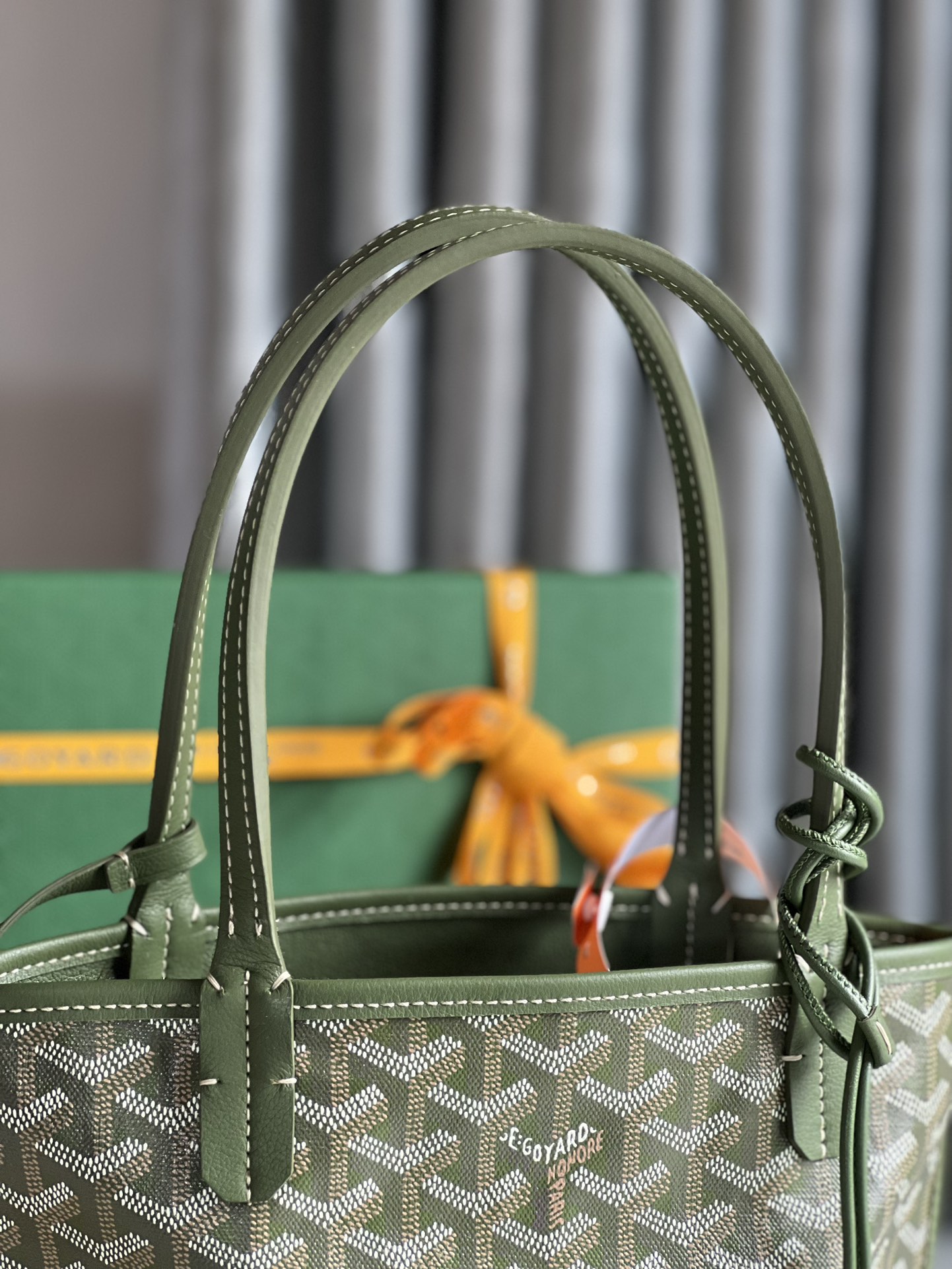 P1160 Anjou Mini Verde letra en forma de Y modelo de color 🎨Doble cara mini Tote La superficie estampada está hecha de cáñamo de lluvia de alta calidad personalizado 〽️ consistente con ZP y luego recubierto con goma brillante aldehído azúcar [ingenioso] textura de partículas comparable a ZP para lograr una especie de como la luz, pero también sutil sensación 🤟 Cuero para la primera capa de piel de becerro 👛 suave y no irrita la mano 💪 además de pintura personalizada una bolsa puede ser respaldado por los tres tipos de Estilo de entrega bolsa accesorios bolsa clip 🎀➕ caja de regalo 🎁➕ versión actualizada del manual 💌.DimensionesTamaño: bolsillo 28cm, fondo 20*altura 20*anchura del fondo 10cm.🔎020660 color verde