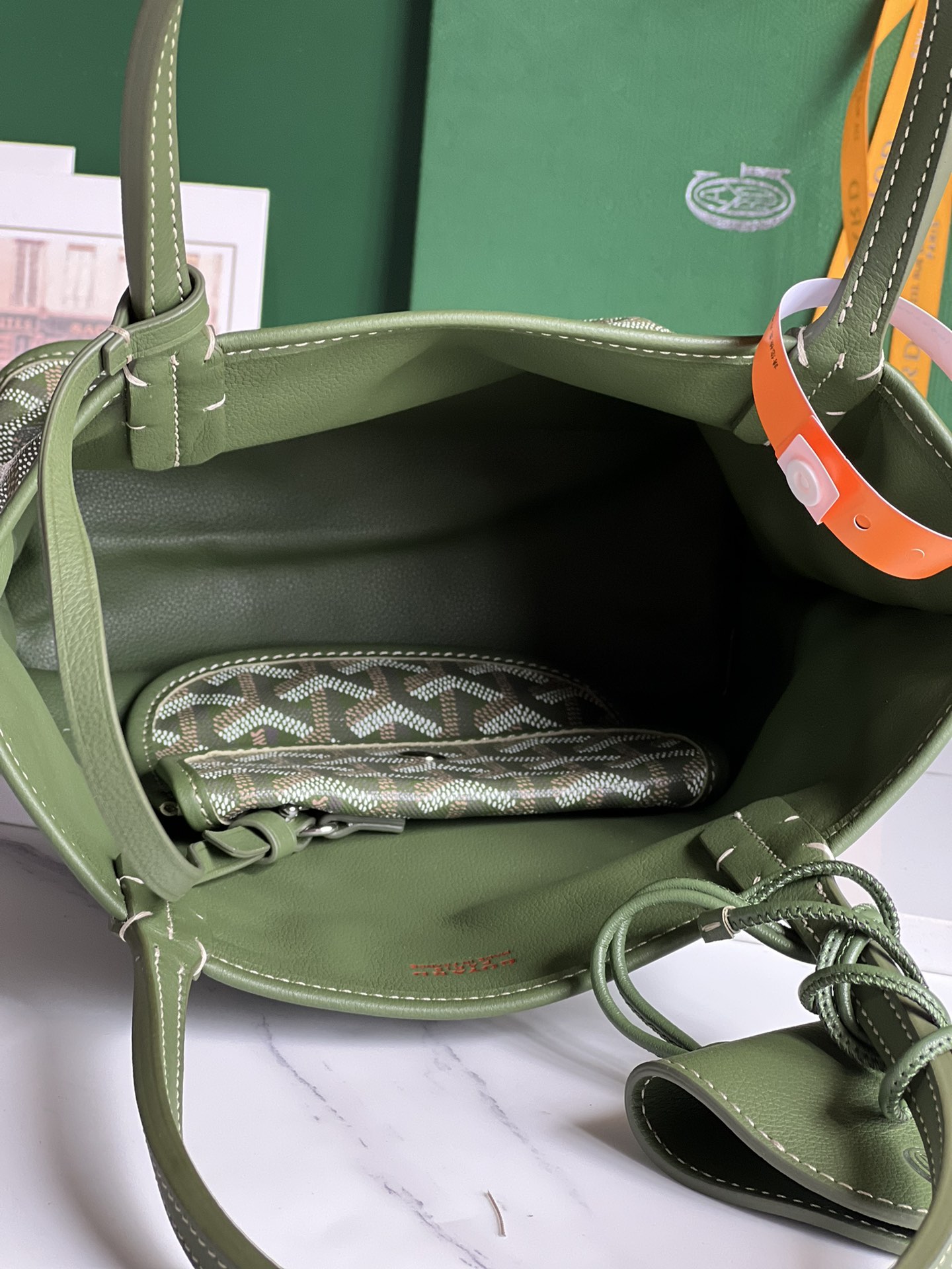 P1160 Anjou Mini Verde letra en forma de Y modelo de color 🎨Doble cara mini Tote La superficie estampada está hecha de cáñamo de lluvia de alta calidad personalizado 〽️ consistente con ZP y luego recubierto con goma brillante aldehído azúcar [ingenioso] textura de partículas comparable a ZP para lograr una especie de como la luz, pero también sutil sensación 🤟 Cuero para la primera capa de piel de becerro 👛 suave y no irrita la mano 💪 además de pintura personalizada una bolsa puede ser respaldado por los tres tipos de Estilo de entrega bolsa accesorios bolsa clip 🎀➕ caja de regalo 🎁➕ versión actualizada del manual 💌.DimensionesTamaño: bolsillo 28cm, fondo 20*altura 20*anchura del fondo 10cm.🔎020660 color verde