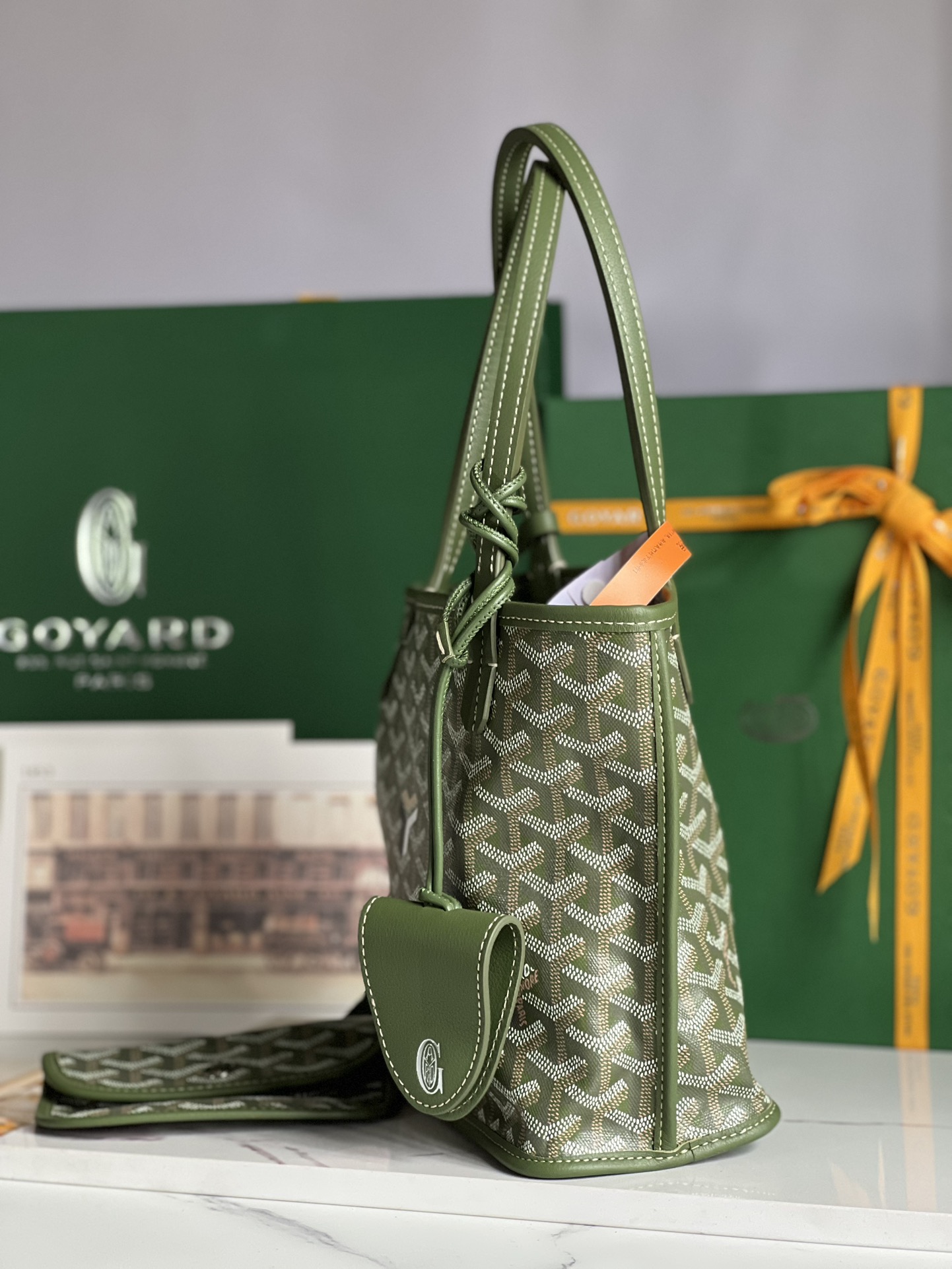 P1160 Anjou Mini Verde letra en forma de Y modelo de color 🎨Doble cara mini Tote La superficie estampada está hecha de cáñamo de lluvia de alta calidad personalizado 〽️ consistente con ZP y luego recubierto con goma brillante aldehído azúcar [ingenioso] textura de partículas comparable a ZP para lograr una especie de como la luz, pero también sutil sensación 🤟 Cuero para la primera capa de piel de becerro 👛 suave y no irrita la mano 💪 además de pintura personalizada una bolsa puede ser respaldado por los tres tipos de Estilo de entrega bolsa accesorios bolsa clip 🎀➕ caja de regalo 🎁➕ versión actualizada del manual 💌.DimensionesTamaño: bolsillo 28cm, fondo 20*altura 20*anchura del fondo 10cm.🔎020660 color verde