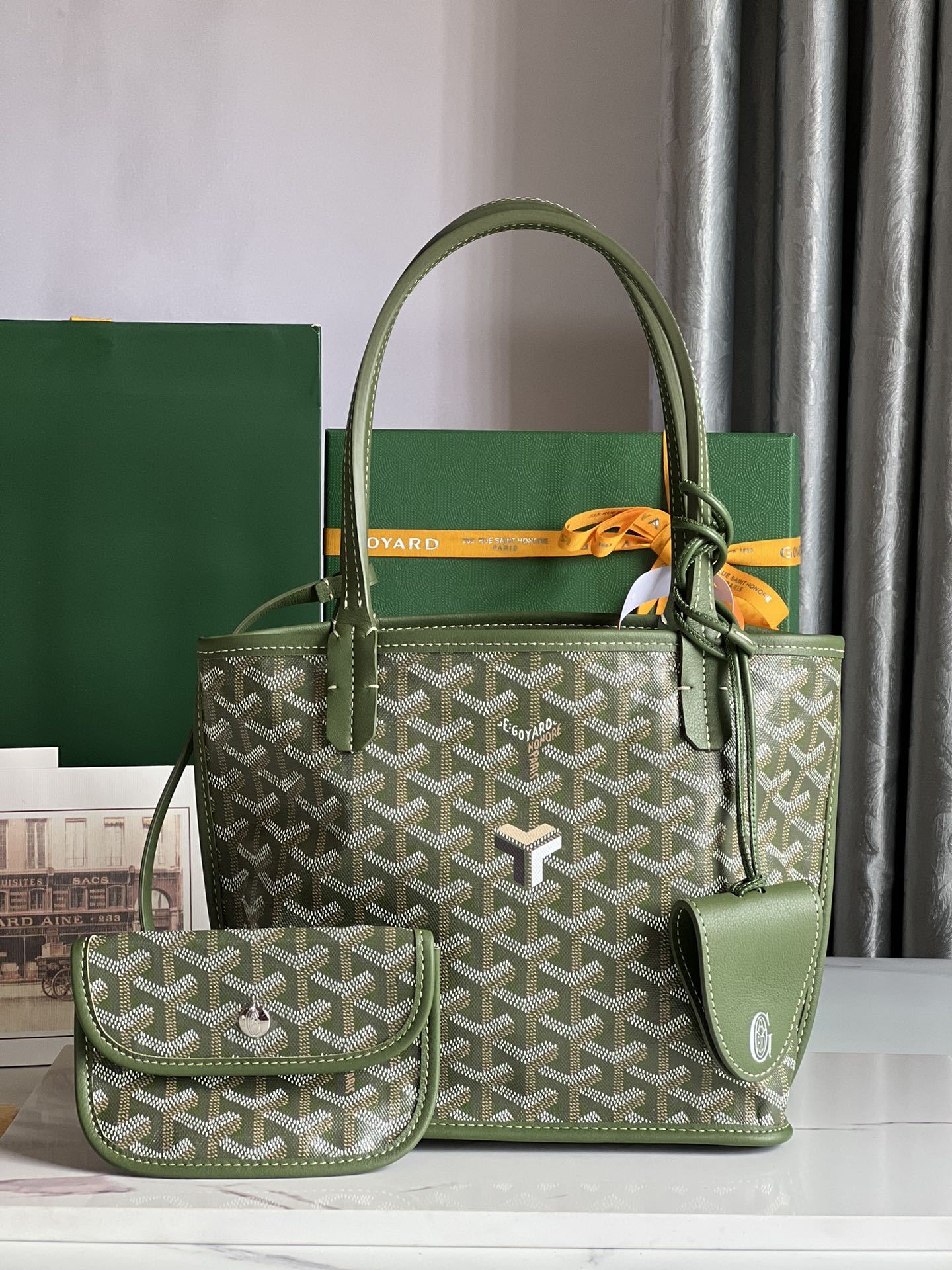 P1160 Anjou Mini Verde letra en forma de Y modelo de color 🎨Doble cara mini Tote La superficie estampada está hecha de cáñamo de lluvia de alta calidad personalizado 〽️ consistente con ZP y luego recubierto con goma brillante aldehído azúcar [ingenioso] textura de partículas comparable a ZP para lograr una especie de como la luz, pero también sutil sensación 🤟 Cuero para la primera capa de piel de becerro 👛 suave y no irrita la mano 💪 además de pintura personalizada una bolsa puede ser respaldado por los tres tipos de Estilo de entrega bolsa accesorios bolsa clip 🎀➕ caja de regalo 🎁➕ versión actualizada del manual 💌.DimensionesTamaño: bolsillo 28cm, fondo 20*altura 20*anchura del fondo 10cm.🔎020660 color verde