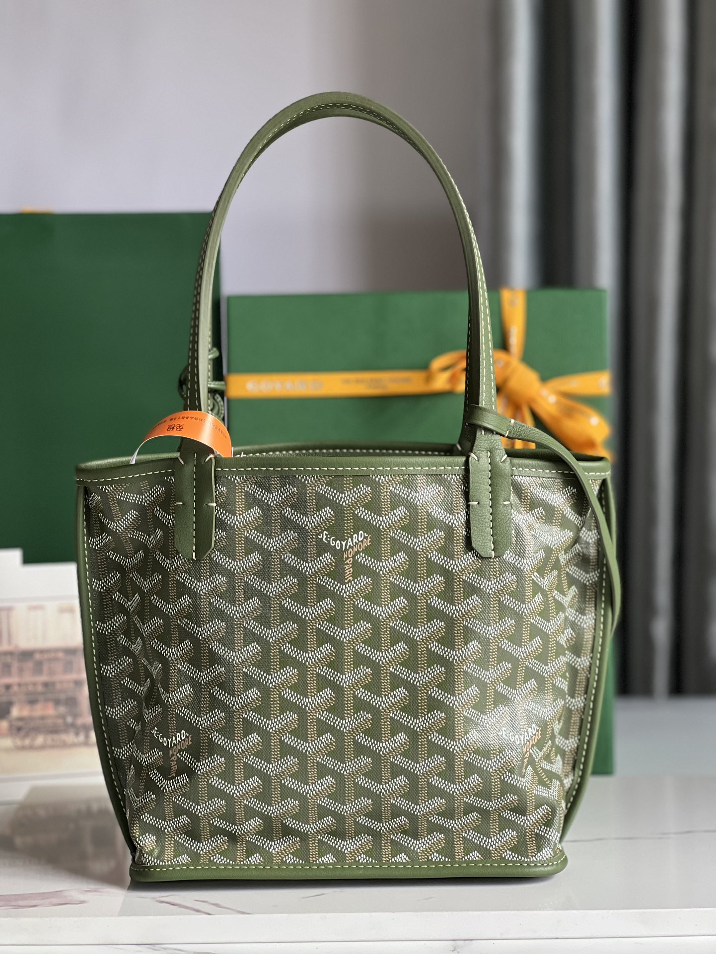 P1160 Anjou Mini Verde letra en forma de Y modelo de color 🎨Doble cara mini Tote La superficie estampada está hecha de cáñamo de lluvia de alta calidad personalizado 〽️ consistente con ZP y luego recubierto con goma brillante aldehído azúcar [ingenioso] textura de partículas comparable a ZP para lograr una especie de como la luz, pero también sutil sensación 🤟 Cuero para la primera capa de piel de becerro 👛 suave y no irrita la mano 💪 además de pintura personalizada una bolsa puede ser respaldado por los tres tipos de Estilo de entrega bolsa accesorios bolsa clip 🎀➕ caja de regalo 🎁➕ versión actualizada del manual 💌.DimensionesTamaño: bolsillo 28cm, fondo 20*altura 20*anchura del fondo 10cm.🔎020660 color verde