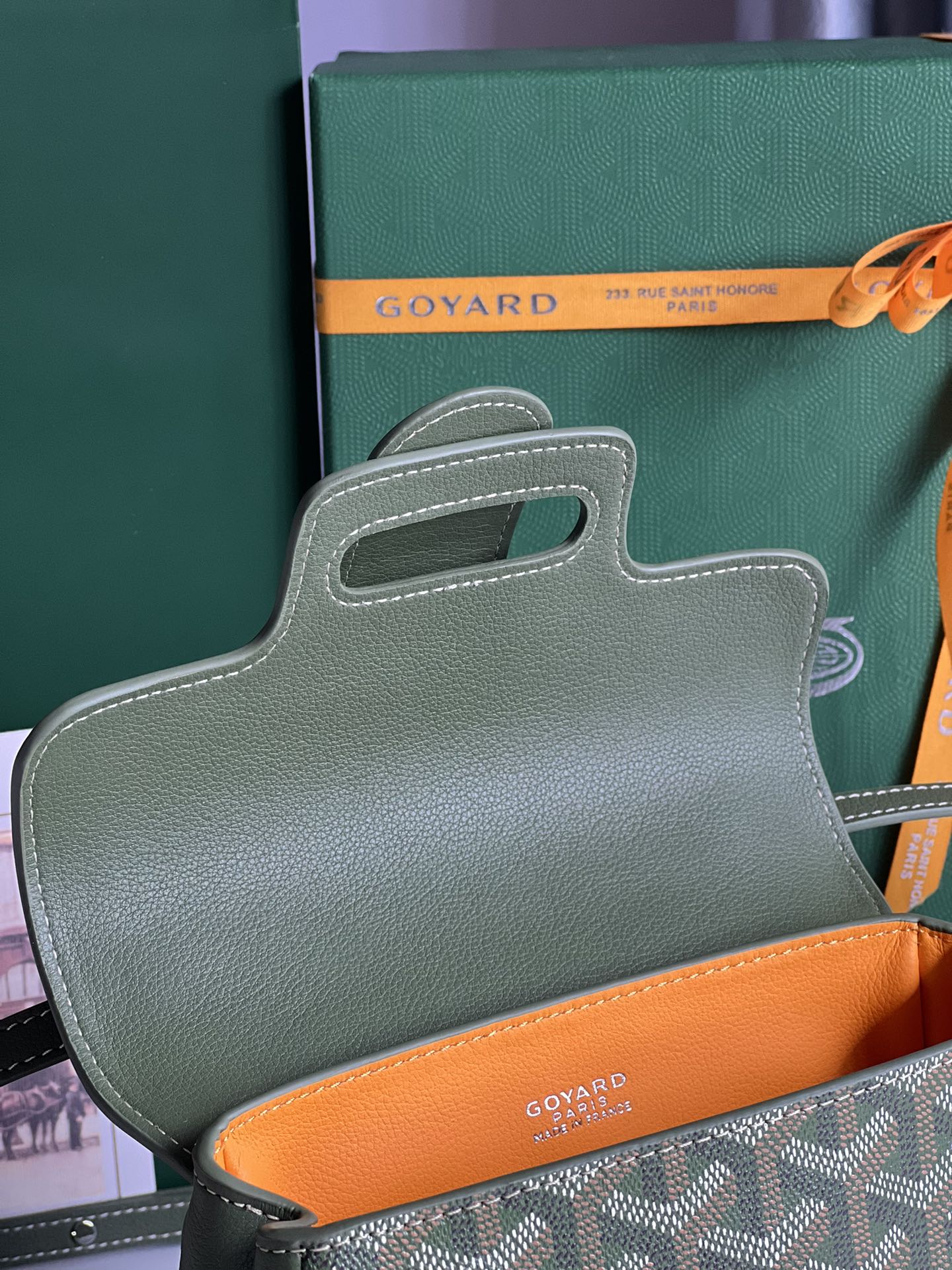 P1320 vert kaki version souple du mini sac Saïgon avec une apparence petite et délicate pour évoquer l'élégance unique de Goyard et l'esprit de voyage dans un style classique, mais aussi en ligne avec la tendance contemporaine de favoriser l'utilisation de "petits sacs" est une œuvre d'art Bandoulière en cuir détachable peut être astucieusement convertie en trois façons de porter --La bandoulière en cuir détachable peut être astucieusement convertie en trois styles de portage - à la main, en bandoulière et à l'épaule taille : 20 × 15 × 7,5 cm - haute imitation d'usine