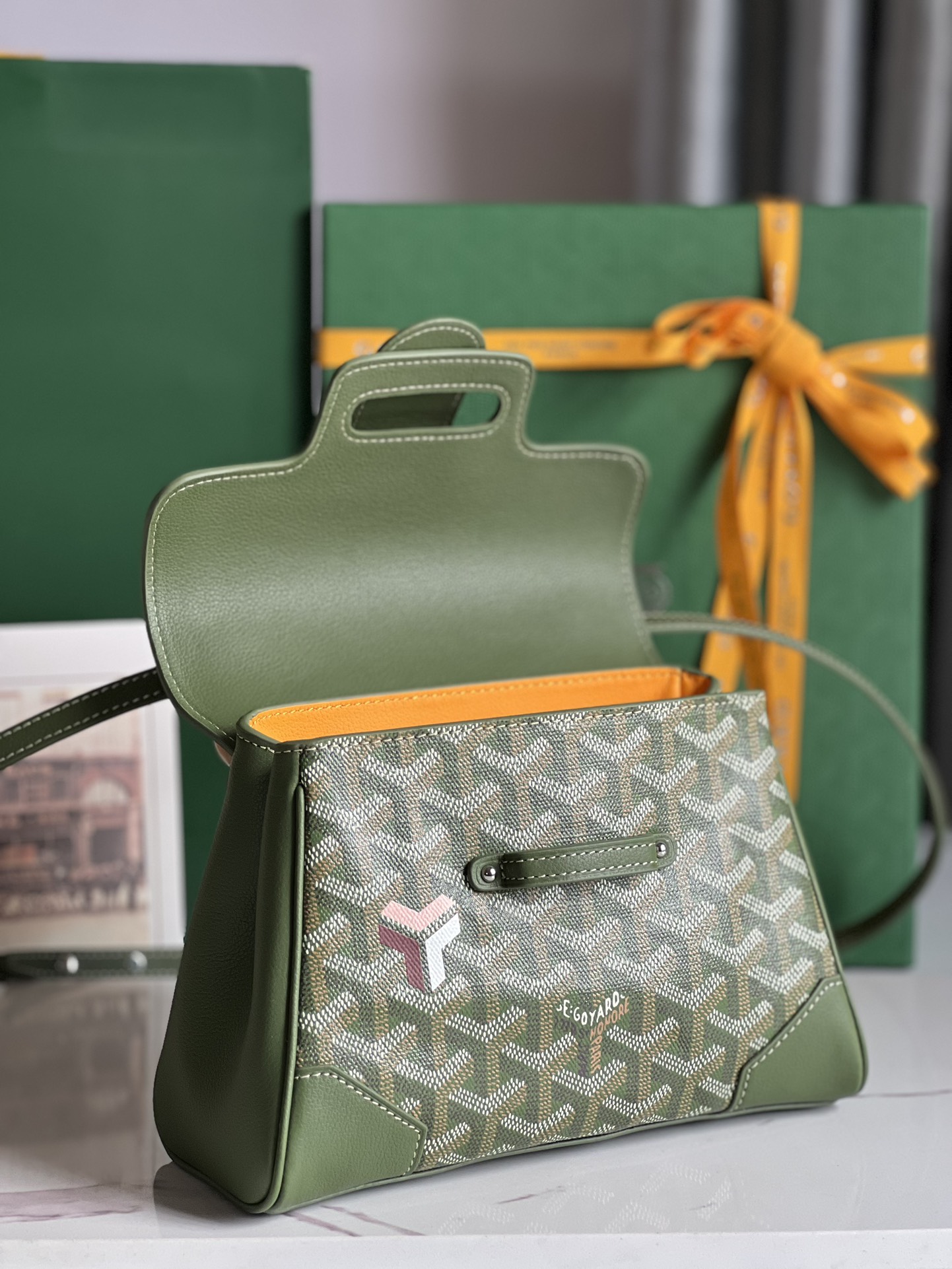 P1320 vert kaki version souple du mini sac Saïgon avec une apparence petite et délicate pour évoquer l'élégance unique de Goyard et l'esprit de voyage dans un style classique, mais aussi en ligne avec la tendance contemporaine de favoriser l'utilisation de "petits sacs" est une œuvre d'art Bandoulière en cuir détachable peut être astucieusement convertie en trois façons de porter --La bandoulière en cuir détachable peut être astucieusement convertie en trois styles de portage - à la main, en bandoulière et à l'épaule taille : 20 × 15 × 7,5 cm - haute imitation d'usine