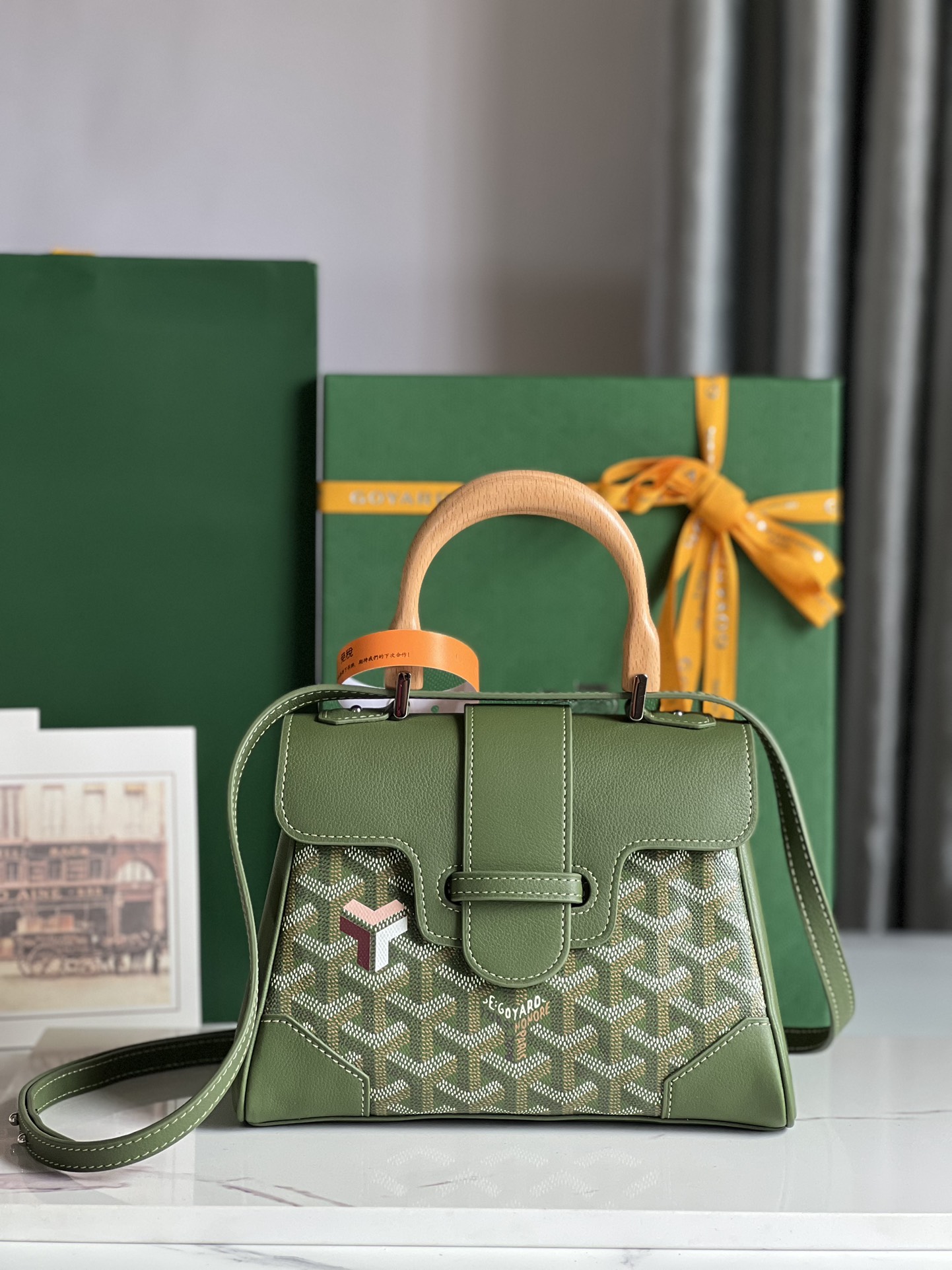 P1320 vert kaki version souple du mini sac Saïgon avec une apparence petite et délicate pour évoquer l'élégance unique de Goyard et l'esprit de voyage dans un style classique, mais aussi en ligne avec la tendance contemporaine de favoriser l'utilisation de "petits sacs" est une œuvre d'art Bandoulière en cuir détachable peut être astucieusement convertie en trois façons de porter --La bandoulière en cuir détachable peut être astucieusement convertie en trois styles de portage - à la main, en bandoulière et à l'épaule taille : 20 × 15 × 7,5 cm - haute imitation d'usine