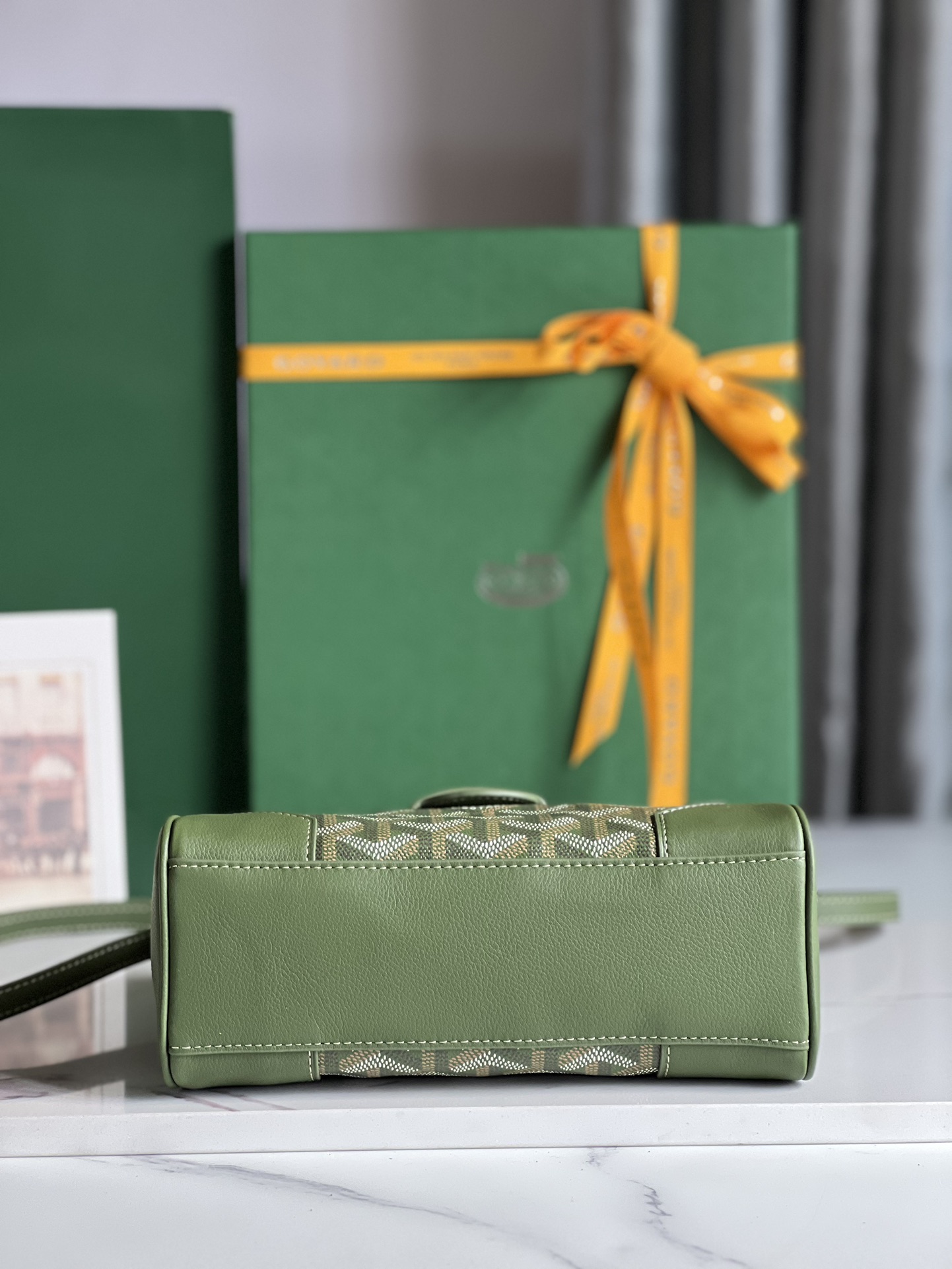 P1320 vert kaki version souple du mini sac Saïgon avec une apparence petite et délicate pour évoquer l'élégance unique de Goyard et l'esprit de voyage dans un style classique, mais aussi en ligne avec la tendance contemporaine de favoriser l'utilisation de "petits sacs" est une œuvre d'art Bandoulière en cuir détachable peut être astucieusement convertie en trois façons de porter --La bandoulière en cuir détachable peut être astucieusement convertie en trois styles de portage - à la main, en bandoulière et à l'épaule taille : 20 × 15 × 7,5 cm - haute imitation d'usine