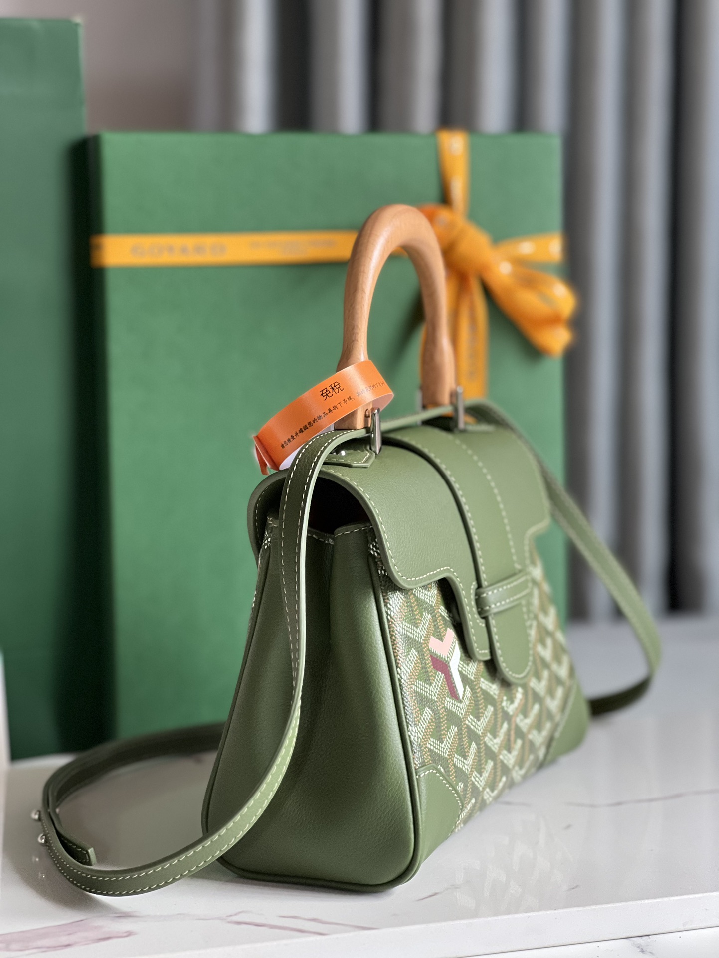 P1320 vert kaki version souple du mini sac Saïgon avec une apparence petite et délicate pour évoquer l'élégance unique de Goyard et l'esprit de voyage dans un style classique, mais aussi en ligne avec la tendance contemporaine de favoriser l'utilisation de "petits sacs" est une œuvre d'art Bandoulière en cuir détachable peut être astucieusement convertie en trois façons de porter --La bandoulière en cuir détachable peut être astucieusement convertie en trois styles de portage - à la main, en bandoulière et à l'épaule taille : 20 × 15 × 7,5 cm - haute imitation d'usine