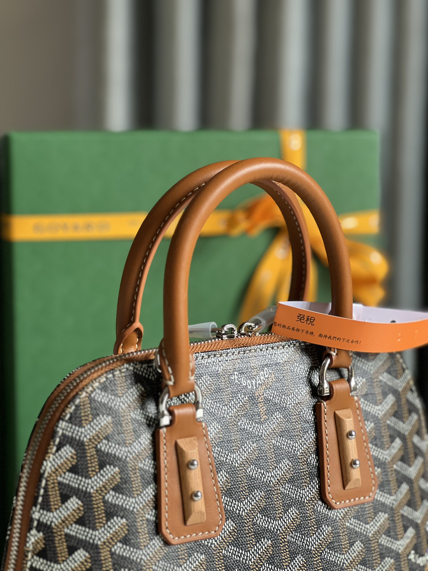 P1560 Goyard Vendôme Marron Sac Coquille ™️Héritant du style et du savoir-faire unique de la marque : bandoulière amovible, détails en bois incrustés, coins en cuir, grande fermeture éclair, doublure jaune et sa forme distinctive de coquillage pour une démonstration plus moderne et sophistiquée de douceur et de légèreté féminines 🉑️Shoulder carry🉑️Hand carry👇🏻👇🏻Taille : longueur du bas 23cm*hauteur 18.5cm*largeur du bas 10cm