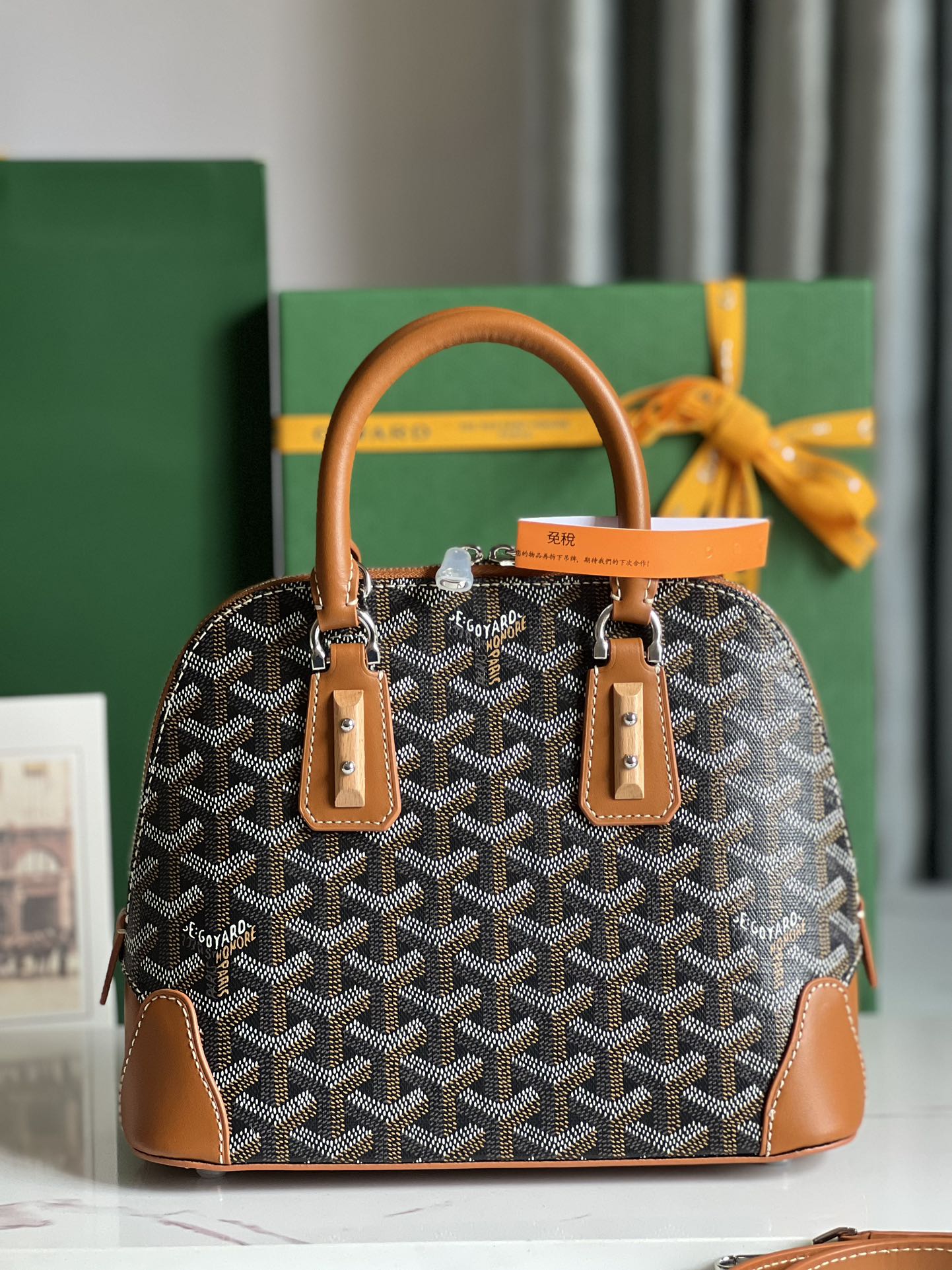 P1560 Bolso Goyard Vendôme Marrón Concha ™️Heredando el estilo y la artesanía únicos de la marca: correa de hombro desmontable, detalles de madera incrustada, esquinas de cuero, cremallera grande, forro amarillo y su distintiva forma de concha para una muestra más moderna y sofisticada de suavidad y ligereza femeninas 🉑️Shoulder carry🉑️Hand carry👇🏻👇🏻Tamaño: longitud inferior 23 cm*altura 18,5 cm*anchura inferior 10 cm