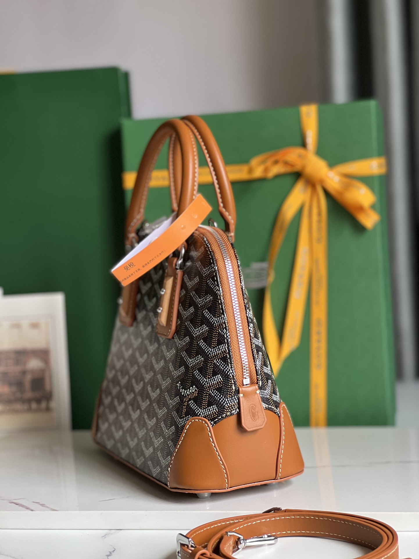 P1560 Bolso Goyard Vendôme Marrón Concha ™️Heredando el estilo y la artesanía únicos de la marca: correa de hombro desmontable, detalles de madera incrustada, esquinas de cuero, cremallera grande, forro amarillo y su distintiva forma de concha para una muestra más moderna y sofisticada de suavidad y ligereza femeninas 🉑️Shoulder carry🉑️Hand carry👇🏻👇🏻Tamaño: longitud inferior 23 cm*altura 18,5 cm*anchura inferior 10 cm