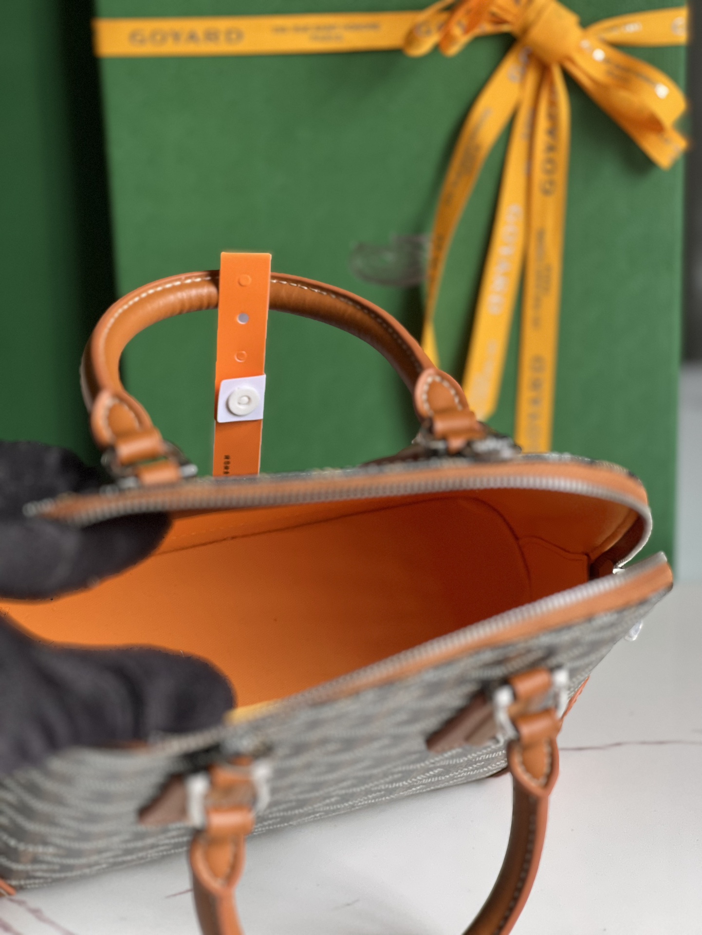 P1560 Bolso Goyard Vendôme Marrón Concha ™️Heredando el estilo y la artesanía únicos de la marca: correa de hombro desmontable, detalles de madera incrustada, esquinas de cuero, cremallera grande, forro amarillo y su distintiva forma de concha para una muestra más moderna y sofisticada de suavidad y ligereza femeninas 🉑️Shoulder carry🉑️Hand carry👇🏻👇🏻Tamaño: longitud inferior 23 cm*altura 18,5 cm*anchura inferior 10 cm