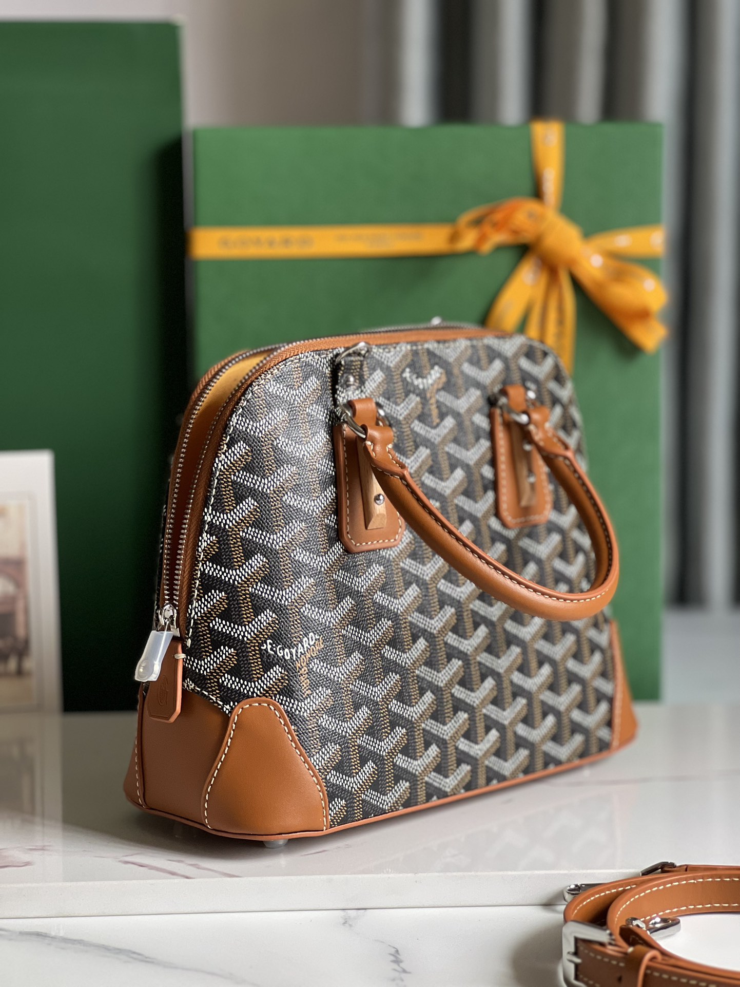 P1560 Bolso Goyard Vendôme Marrón Concha ™️Heredando el estilo y la artesanía únicos de la marca: correa de hombro desmontable, detalles de madera incrustada, esquinas de cuero, cremallera grande, forro amarillo y su distintiva forma de concha para una muestra más moderna y sofisticada de suavidad y ligereza femeninas 🉑️Shoulder carry🉑️Hand carry👇🏻👇🏻Tamaño: longitud inferior 23 cm*altura 18,5 cm*anchura inferior 10 cm