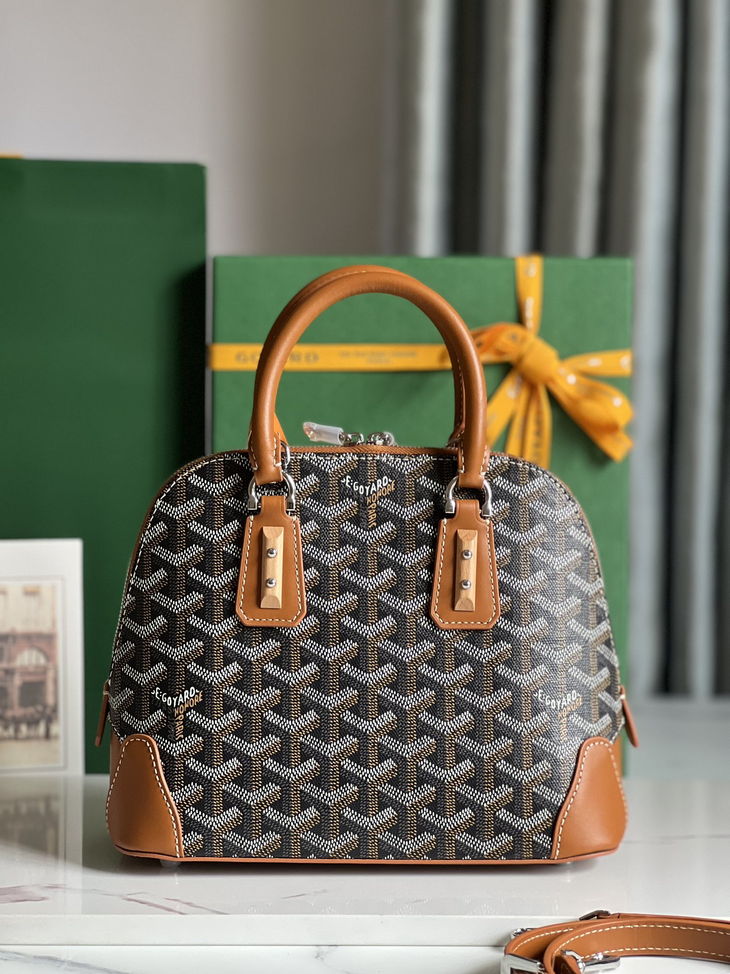 P1560 Bolso Goyard Vendôme Marrón Concha ™️Heredando el estilo y la artesanía únicos de la marca: correa de hombro desmontable, detalles de madera incrustada, esquinas de cuero, cremallera grande, forro amarillo y su distintiva forma de concha para una muestra más moderna y sofisticada de suavidad y ligereza femeninas 🉑️Shoulder carry🉑️Hand carry👇🏻👇🏻Tamaño: longitud inferior 23 cm*altura 18,5 cm*anchura inferior 10 cm