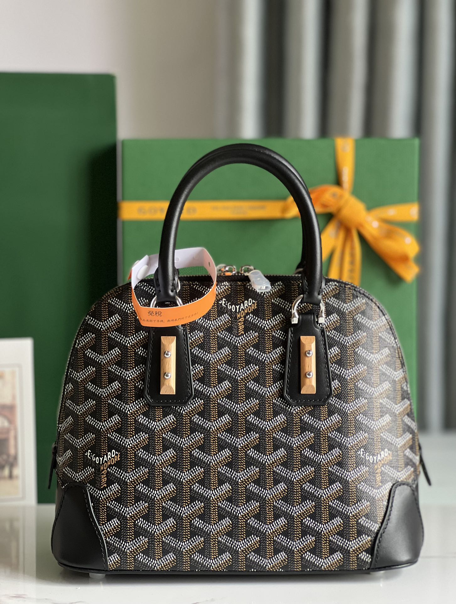 P1560 Goyard Vendôme黑色贝壳包™️
传承了品牌独一无二的工艺风格和精湛技术：可拆卸肩带、嵌入式木质细节、皮革包角、大拉链、黄色衬里及其独特的贝壳形状更具现代感和精致度展现女性柔美与轻盈的姿态🉑️肩背🉑️手拎👇🏻👇🏻
尺寸Size：底长23cm*高18.5cm*底宽10cm-高仿包包