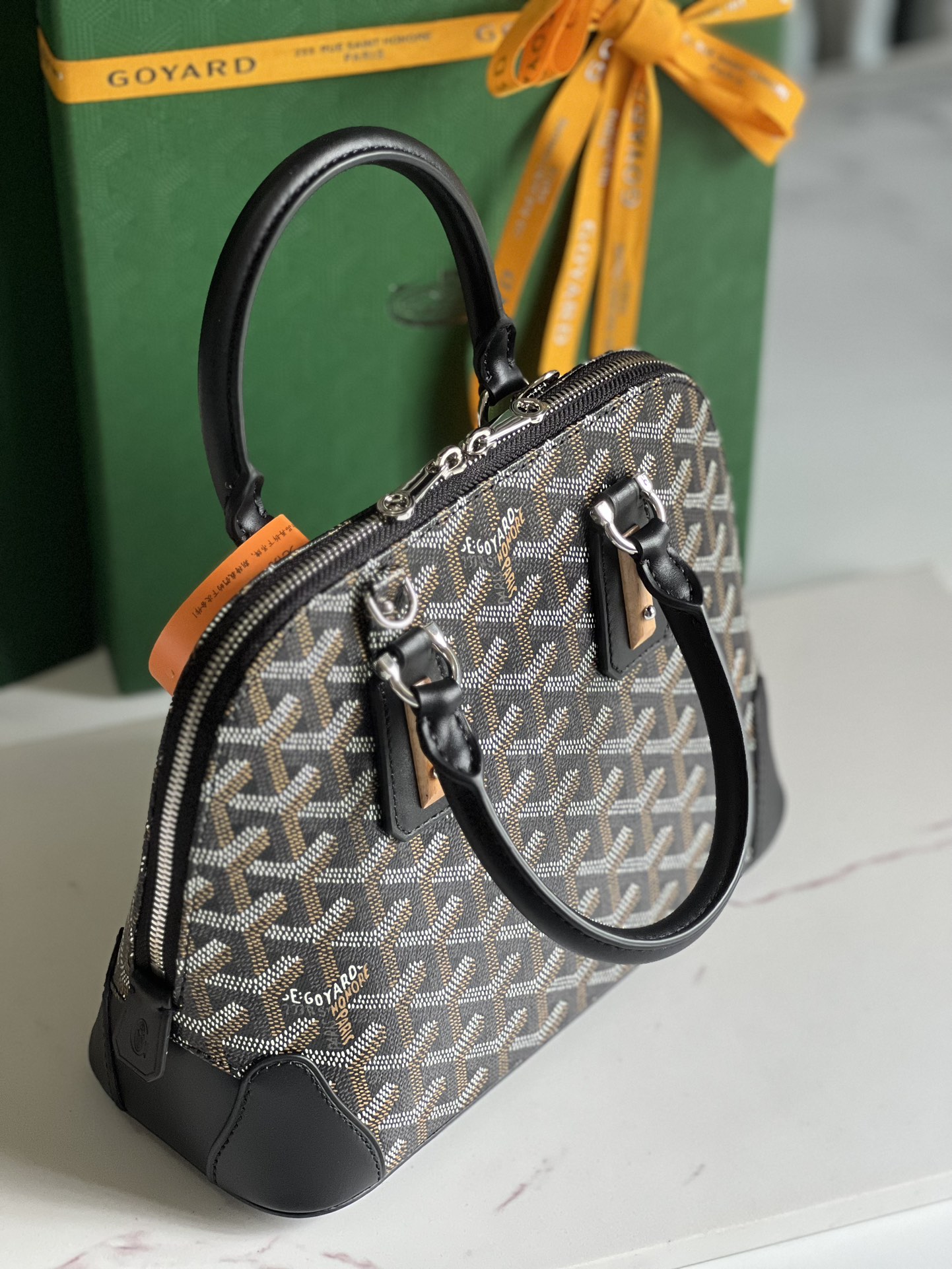 图片[2]-P1560 Goyard Vendôme黑色贝壳包™️
传承了品牌独一无二的工艺风格和精湛技术：可拆卸肩带、嵌入式木质细节、皮革包角、大拉链、黄色衬里及其独特的贝壳形状更具现代感和精致度展现女性柔美与轻盈的姿态🉑️肩背🉑️手拎👇🏻👇🏻
尺寸Size：底长23cm*高18.5cm*底宽10cm-高仿包包