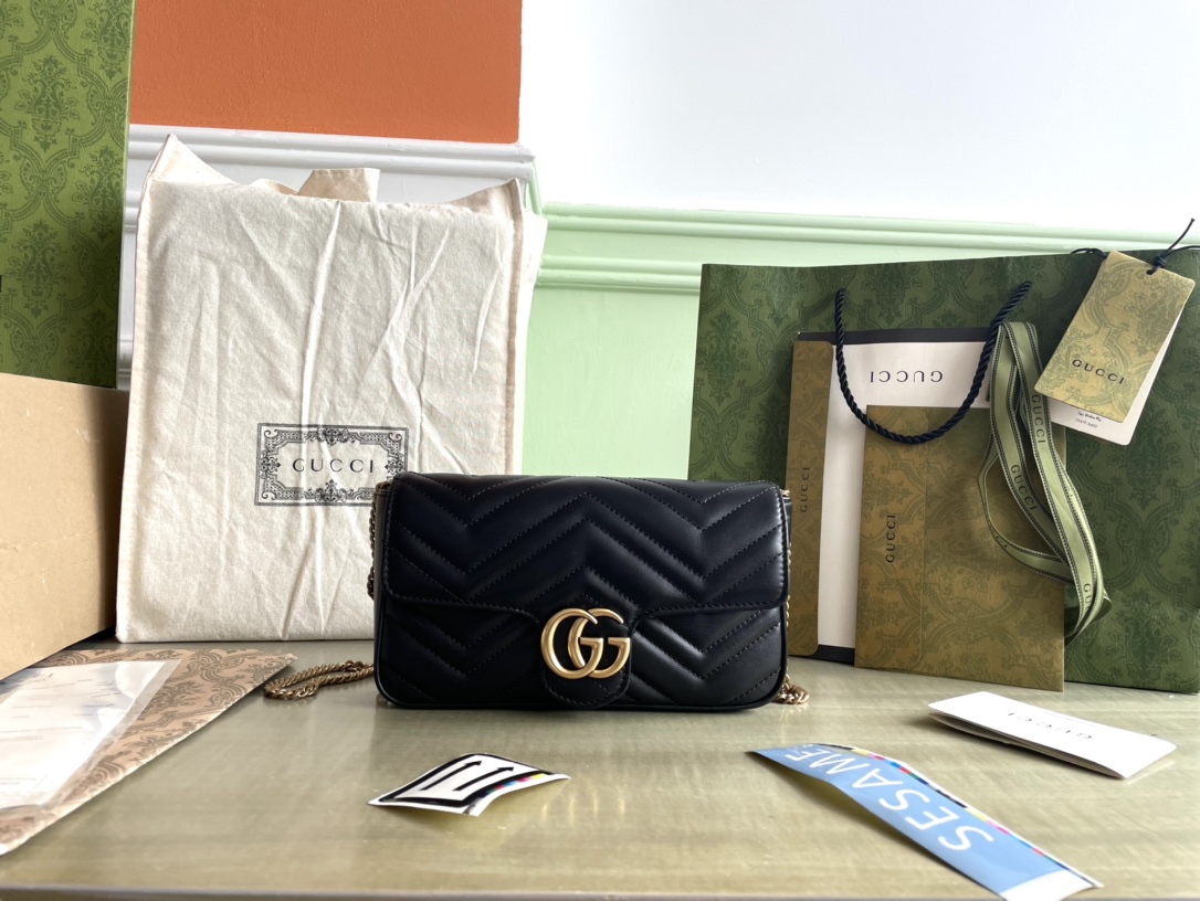 G751526 P1600 Size: 21/12/5cm! Designed with double G hardware, this mini chain card case with chain shoulder strap is crafted in signature white quilted V leather and features a removable black leather card holder.