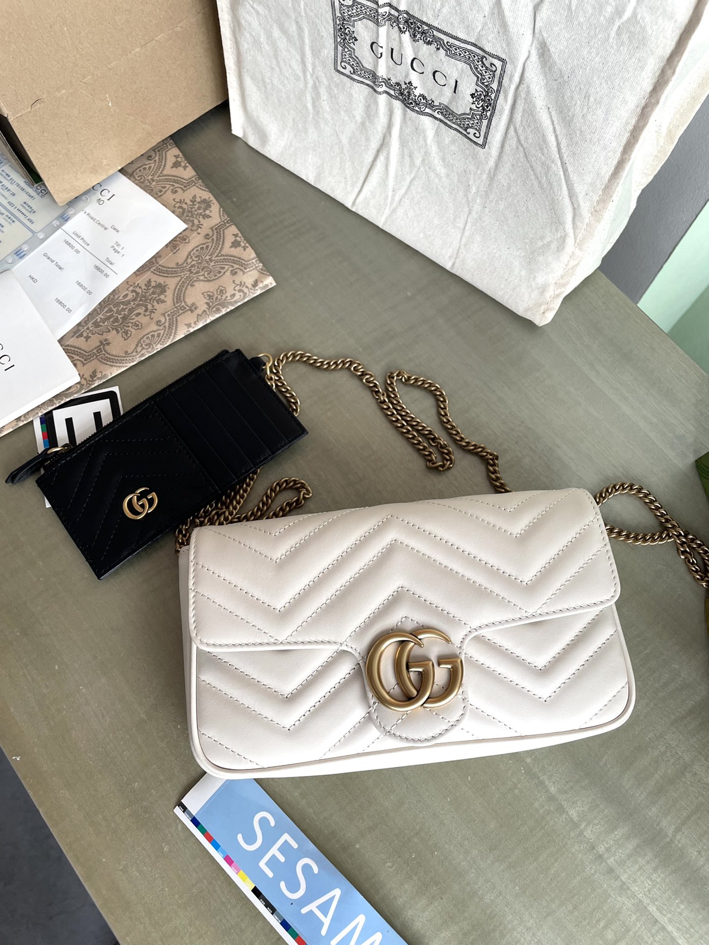 G751526 P1600 Size: 21/12/5cm! Designed with double G hardware, this mini chain card case with chain shoulder strap is crafted in signature white quilted V leather and features a removable black leather card holder.