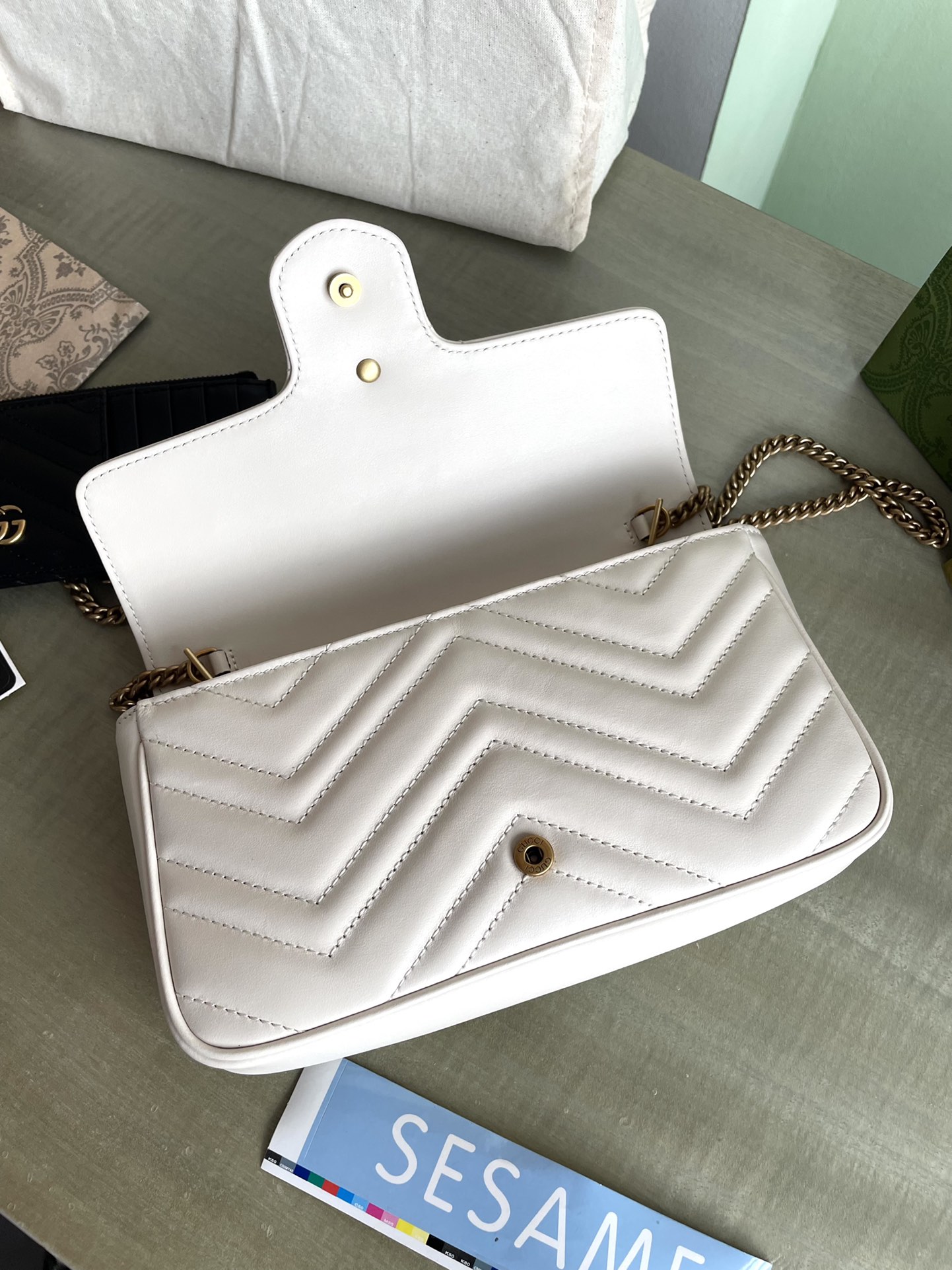 G751526 P1600 Size: 21/12/5cm! Designed with double G hardware, this mini chain card case with chain shoulder strap is crafted in signature white quilted V leather and features a removable black leather card holder.