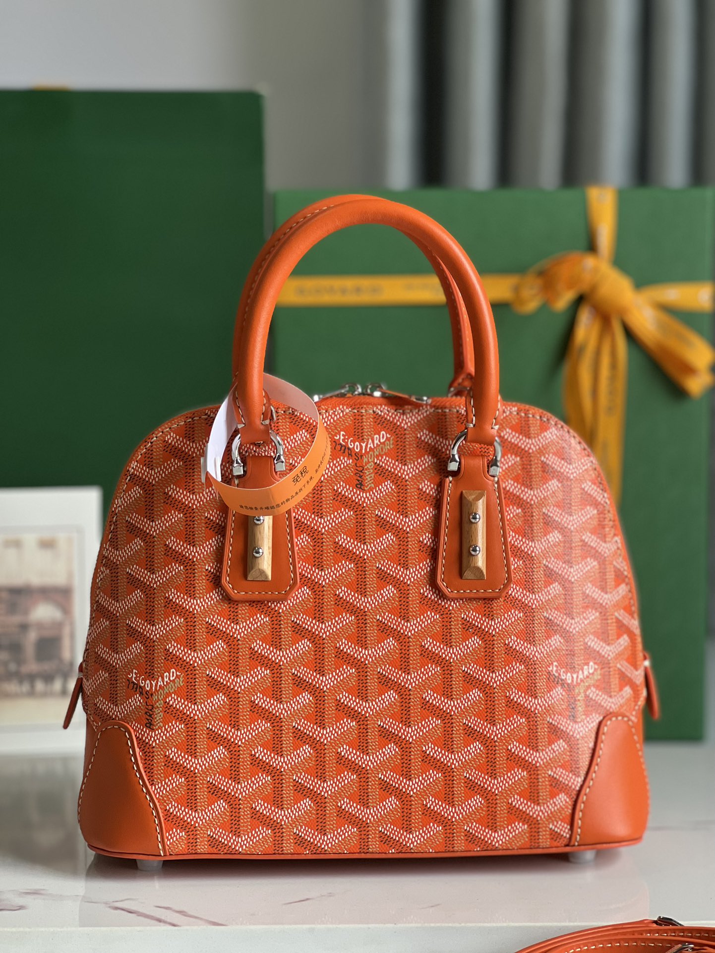 P1560 Saco em concha castanho Goyard Vendôme ™️Herdando o estilo único e artesanal da marca: alça de ombro amovível, detalhes em madeira embutidos, cantos em pele, fecho de correr grande, forro amarelo e a sua forma de concha caraterística para uma demonstração mais moderna e sofisticada de suavidade e leveza femininas 🉑️Shoulder carry🉑️Hand carry👇🏻👇🏻Tamanho: comprimento do fundo 23cm*altura 18,5cm*largura do fundo 10cm