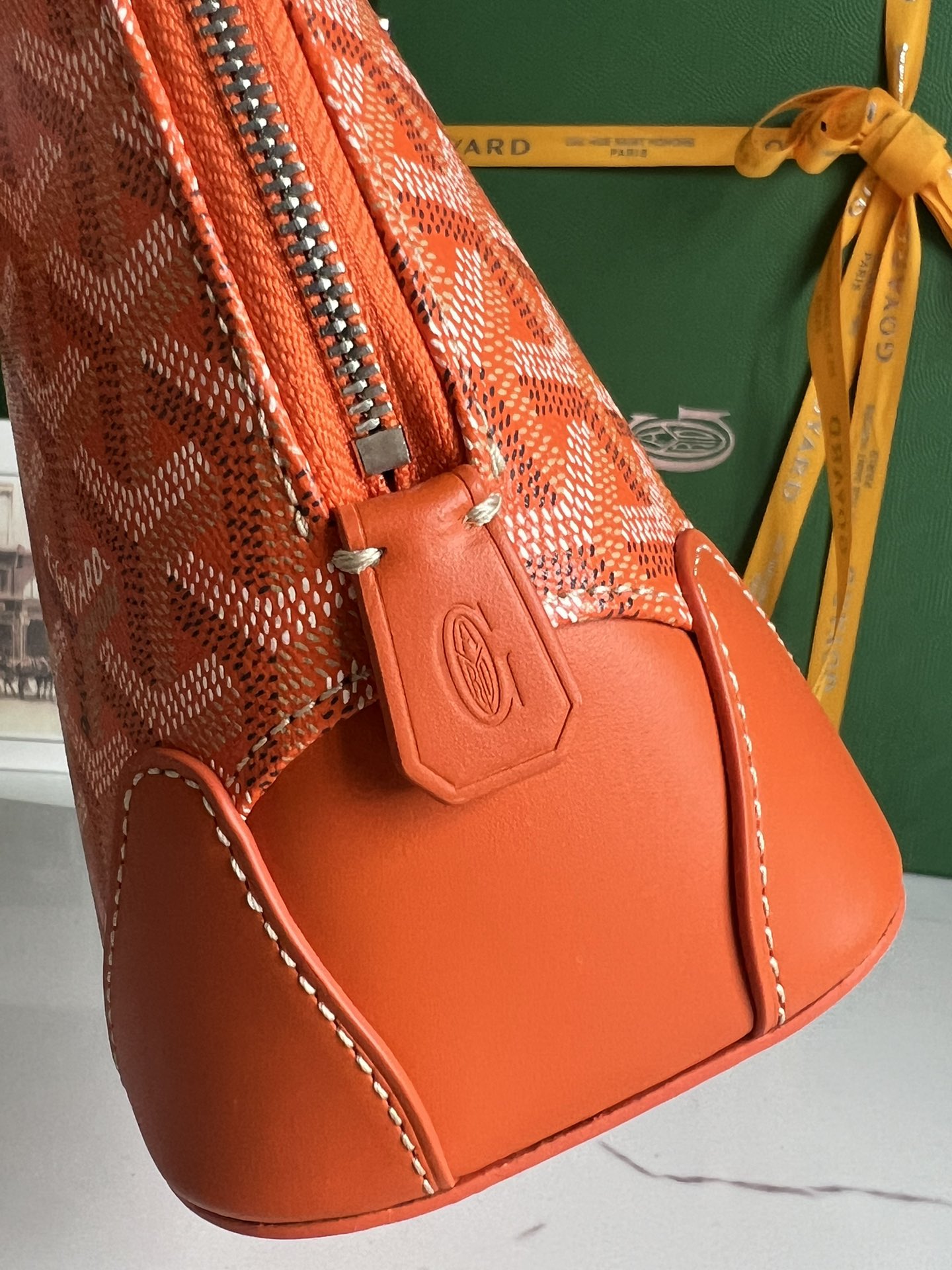 P1560 Saco em concha castanho Goyard Vendôme ™️Herdando o estilo único e artesanal da marca: alça de ombro amovível, detalhes em madeira embutidos, cantos em pele, fecho de correr grande, forro amarelo e a sua forma de concha caraterística para uma demonstração mais moderna e sofisticada de suavidade e leveza femininas 🉑️Shoulder carry🉑️Hand carry👇🏻👇🏻Tamanho: comprimento do fundo 23cm*altura 18,5cm*largura do fundo 10cm