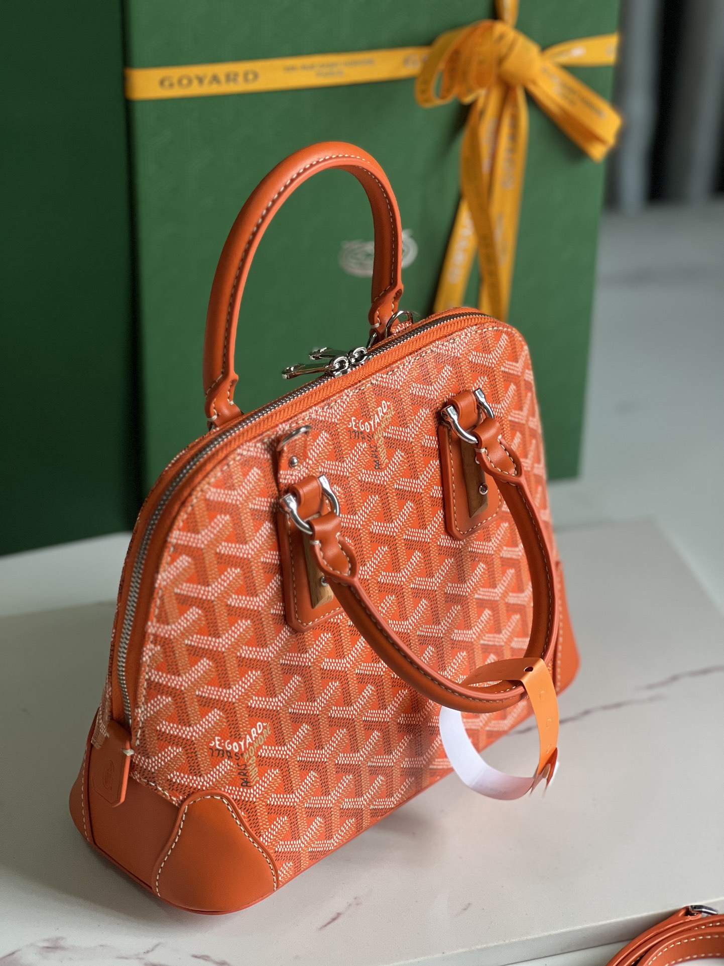 P1560 Saco em concha castanho Goyard Vendôme ™️Herdando o estilo único e artesanal da marca: alça de ombro amovível, detalhes em madeira embutidos, cantos em pele, fecho de correr grande, forro amarelo e a sua forma de concha caraterística para uma demonstração mais moderna e sofisticada de suavidade e leveza femininas 🉑️Shoulder carry🉑️Hand carry👇🏻👇🏻Tamanho: comprimento do fundo 23cm*altura 18,5cm*largura do fundo 10cm