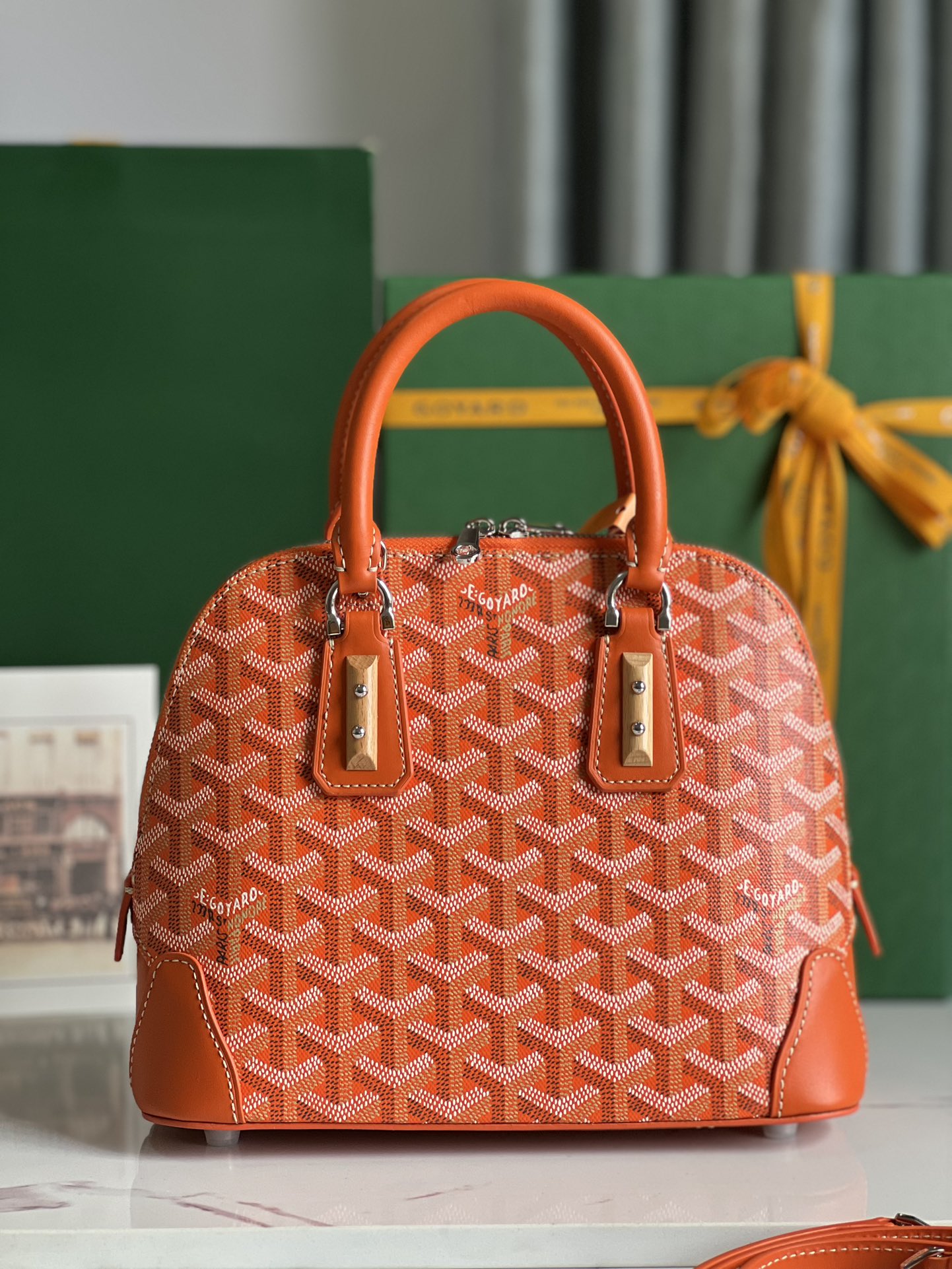 P1560 Bolso Goyard Vendôme Marrón Concha ™️Heredando el estilo y la artesanía únicos de la marca: correa de hombro desmontable, detalles de madera incrustada, esquinas de cuero, cremallera grande, forro amarillo y su distintiva forma de concha para una muestra más moderna y sofisticada de suavidad y ligereza femeninas 🉑️Shoulder carry🉑️Hand carry👇🏻👇🏻Tamaño: longitud inferior 23 cm*altura 18,5 cm*anchura inferior 10 cm