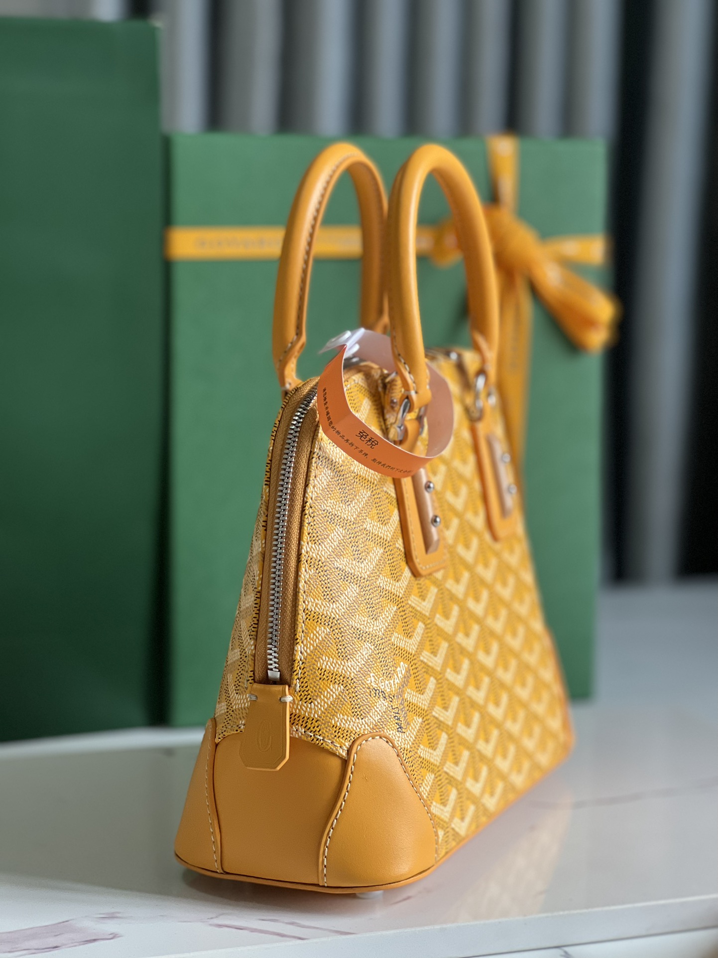 750💝Le sac Goyard Vendôme Jaune Coquille ™️ est le résultat d'un savoir-faire unique de la marque : la bandoulière amovible, les détails en bois incrustés, les coins en cuir, la grande fermeture éclair, la doublure jaune et sa forme distinctive de coquille sont plus modernes et sophistiqués, révélant une douceur et une légèreté féminines. 🉑️Shoulder carry 🉑️ hand carry 👇🏻👇🏻11 couleurs disponibles : noir, marron, rouge, bordeaux, jaune, vert, gris, blanc, bleu ciel et bleu marine 🌈Taille : longueur du bas 23cm*hauteur 18.5cm*largeur du bas 10cm020205-high-fashion factory