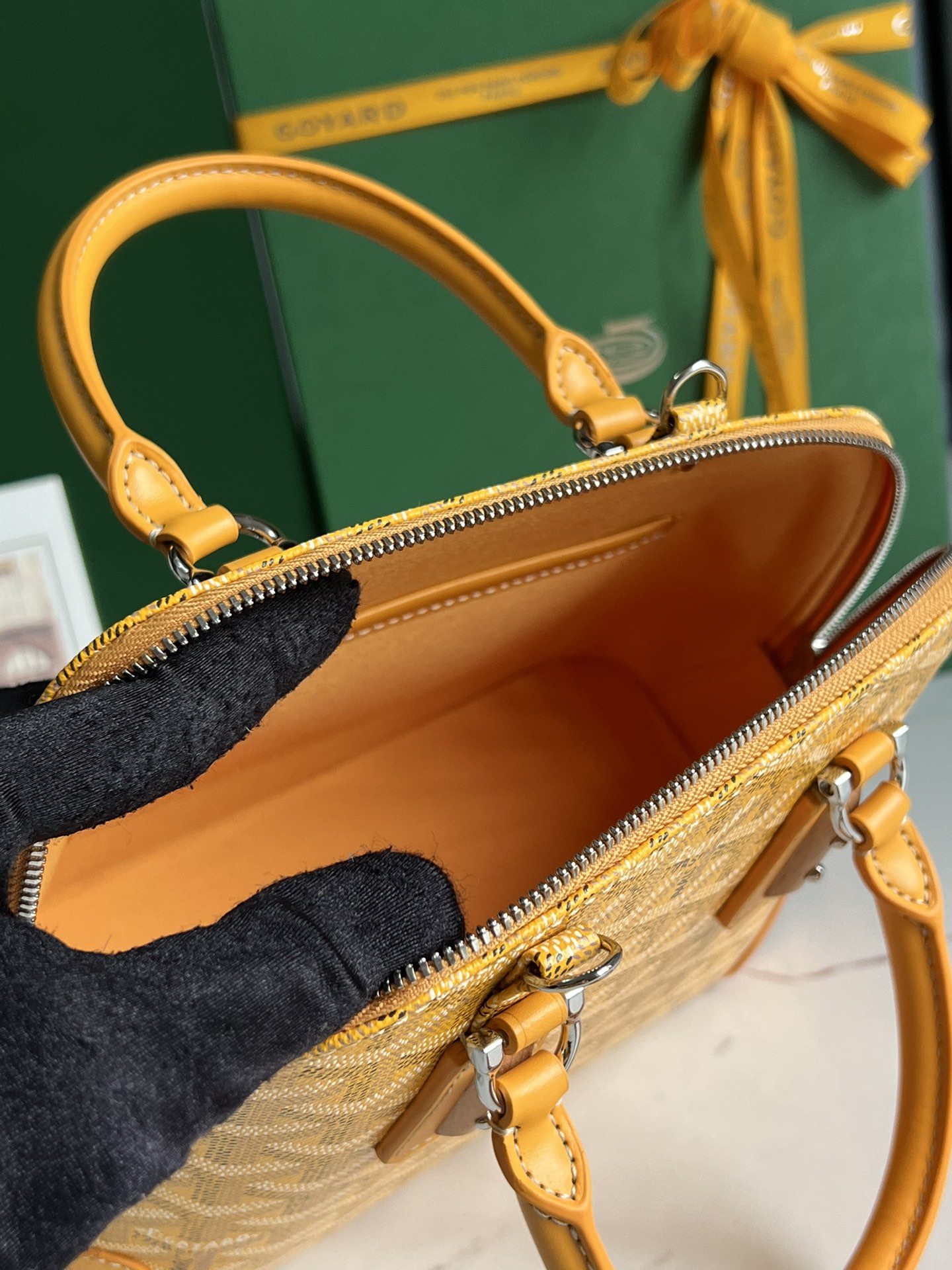 750💝Le sac Goyard Vendôme Jaune Coquille ™️ est le résultat d'un savoir-faire unique de la marque : la bandoulière amovible, les détails en bois incrustés, les coins en cuir, la grande fermeture éclair, la doublure jaune et sa forme distinctive de coquille sont plus modernes et sophistiqués, révélant une douceur et une légèreté féminines. 🉑️Shoulder carry 🉑️ hand carry 👇🏻👇🏻11 couleurs disponibles : noir, marron, rouge, bordeaux, jaune, vert, gris, blanc, bleu ciel et bleu marine 🌈Taille : longueur du bas 23cm*hauteur 18.5cm*largeur du bas 10cm020205-high-fashion factory