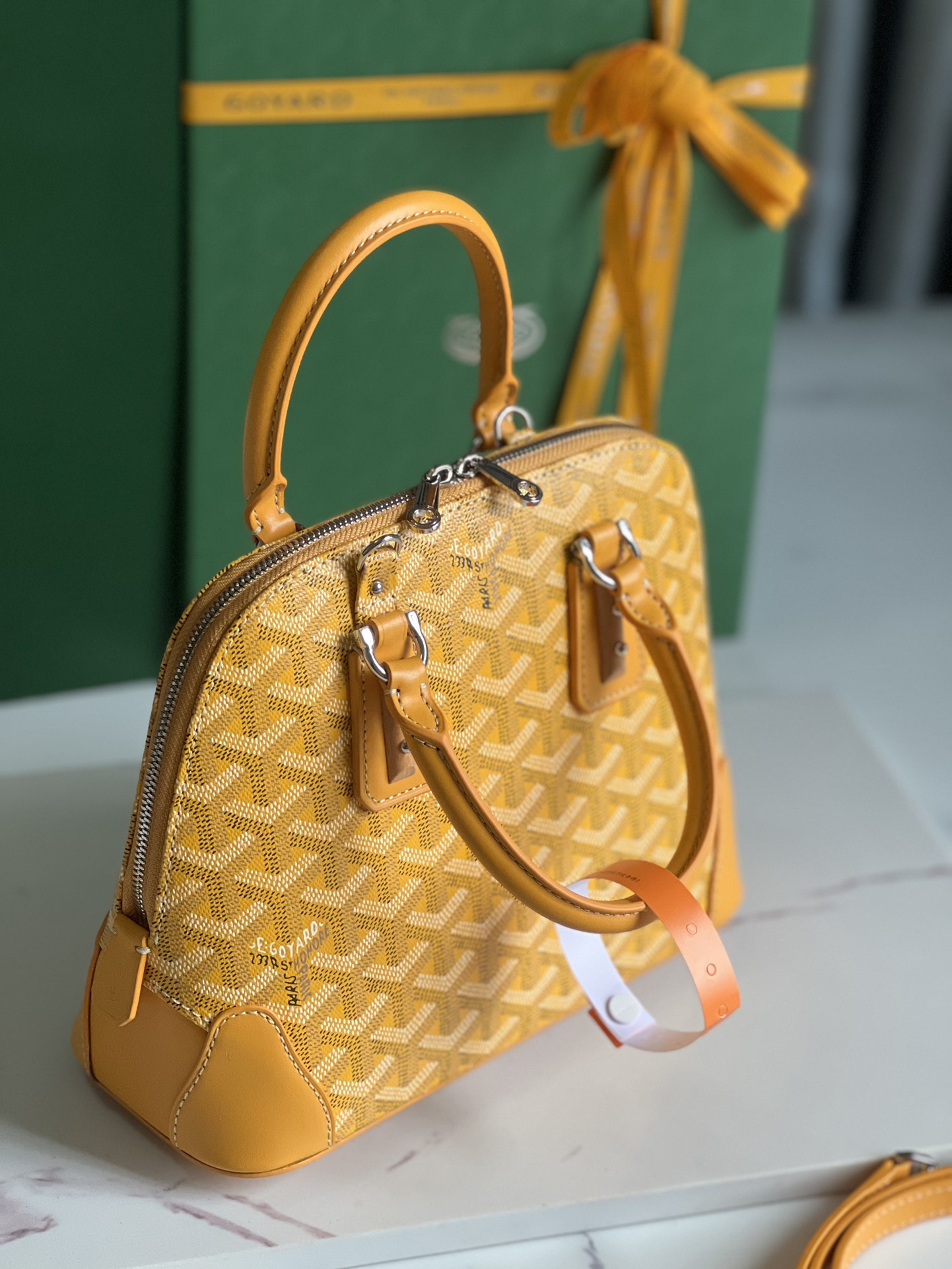 750💝The Goyard Vendôme Yellow Shell Bag ™️ is the result of the brand's unique craftsmanship and know-how: the detachable shoulder strap, the inset wood details, the leather corners, the large zipper, the yellow lining and its distinctive shell shape are more modern and sophisticated, showing the femininity and lightness of a woman's gesture. 🉑️ Shoulder bag 🉑️ hand carry 👇🏻👇🏻11 colors available: black, brown, red, burgundy, yellow, green, grey, white, sky blue and navy blue 🌈Size: bottom length 23cm*height 18.5cm*bottom width 10cm020205-high-fashion factory