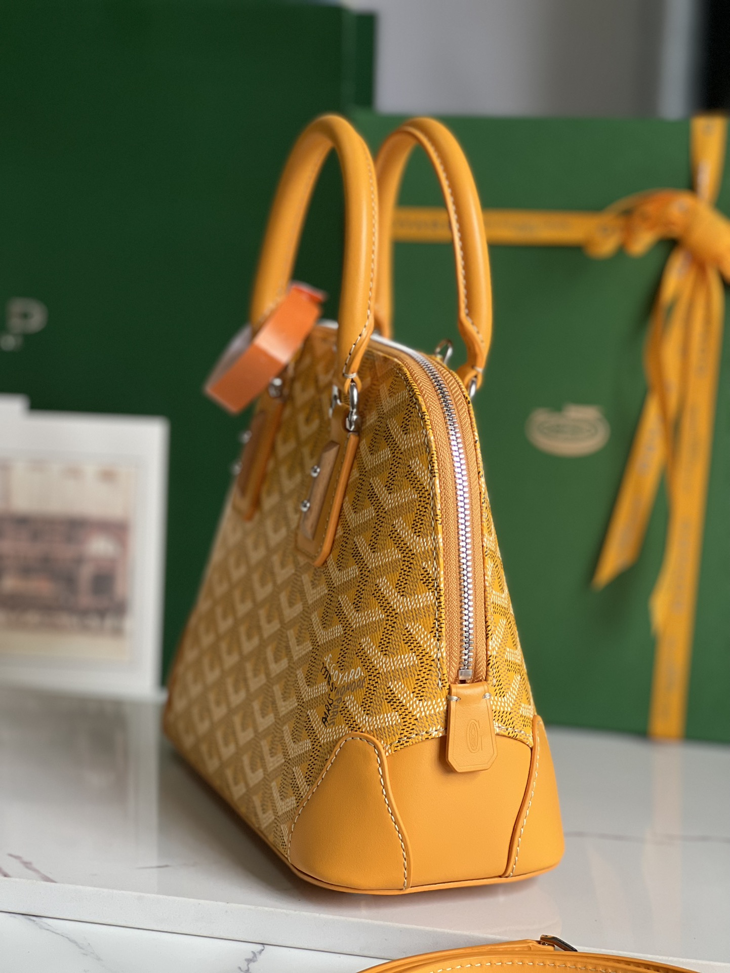 750💝El bolso Goyard Vendôme Yellow Shell Bag ™️ es el resultado de la artesanía y el saber hacer únicos de la marca: la bandolera desmontable, los detalles de madera incrustados, las esquinas de piel, la gran cremallera, el forro amarillo y su característica forma de concha son más modernos y sofisticados, y muestran la feminidad y la ligereza del gesto de una mujer. 🉑️ Bolso de hombro 🉑️ bolso de mano 👇🏻👇🏻11 colores disponibles: negro, marrón, rojo, burdeos, amarillo, verde, gris, blanco, azul cielo y azul marino 🌈Tamaño: largo inferior 23cm*alto 18,5cm*ancho inferior 10cm0205-fábrica de alta costura