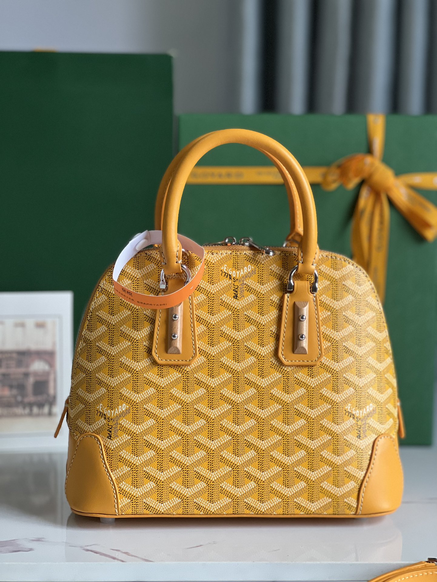 750💝Goyard Vendôme黄色贝壳包™️
传承了品牌独一无二的工艺风格和精湛技术：可拆卸肩带、嵌入式木质细节、皮革包角、大拉链、黄色衬里及其独特的贝壳形状更具现代感和精致度展现女性柔美与轻盈的姿态🉑️肩背🉑️手拎👇🏻👇🏻
11个颜色可供选择：黑色、棕色、红色、酒红色、 黄色、绿色、灰色、白色、天蓝色和海蓝色🌈
尺寸Size：底长23cm*高18.5cm*底宽10cm

020205-高仿包包