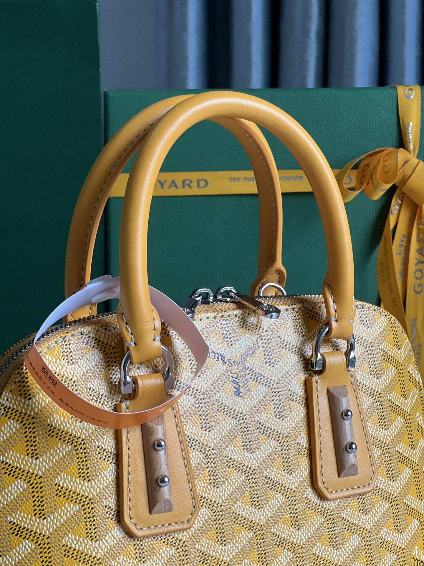 750💝The Goyard Vendôme Yellow Shell Bag ™️ is the result of the brand's unique craftsmanship and know-how: the detachable shoulder strap, the inset wood details, the leather corners, the large zipper, the yellow lining and its distinctive shell shape are more modern and sophisticated, showing the femininity and lightness of a woman's gesture. 🉑️ Shoulder bag 🉑️ hand carry 👇🏻👇🏻11 colors available: black, brown, red, burgundy, yellow, green, grey, white, sky blue and navy blue 🌈Size: bottom length 23cm*height 18.5cm*bottom width 10cm020205-high-fashion factory