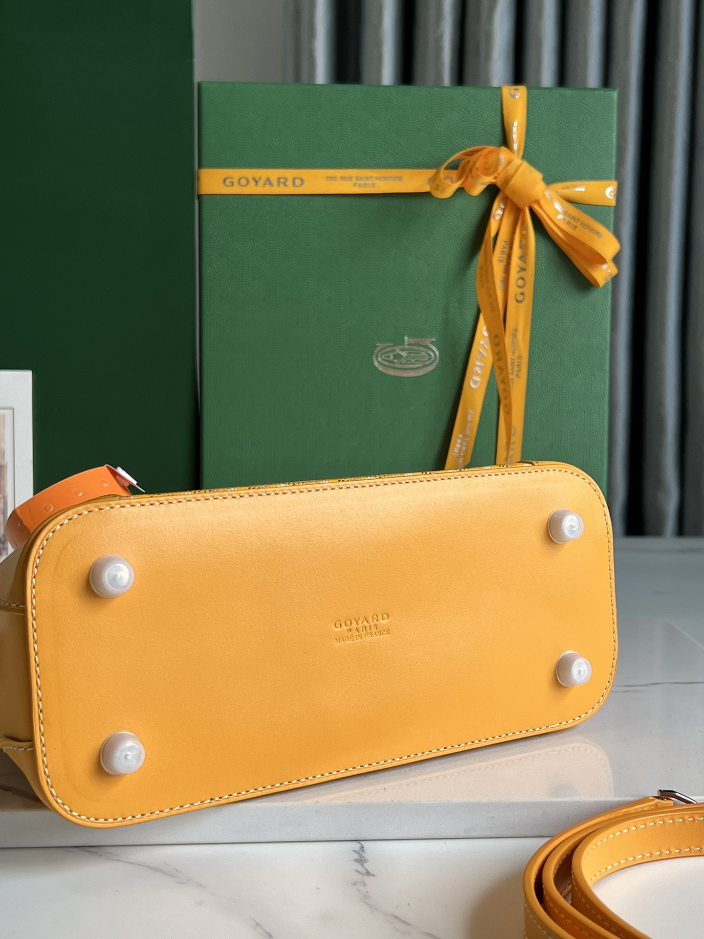 750💝El bolso Goyard Vendôme Yellow Shell Bag ™️ es el resultado de la artesanía y el saber hacer únicos de la marca: la bandolera desmontable, los detalles de madera incrustados, las esquinas de piel, la gran cremallera, el forro amarillo y su característica forma de concha son más modernos y sofisticados, y muestran la feminidad y la ligereza del gesto de una mujer. 🉑️ Bolso de hombro 🉑️ bolso de mano 👇🏻👇🏻11 colores disponibles: negro, marrón, rojo, burdeos, amarillo, verde, gris, blanco, azul cielo y azul marino 🌈Tamaño: largo inferior 23cm*alto 18,5cm*ancho inferior 10cm0205-fábrica de alta costura