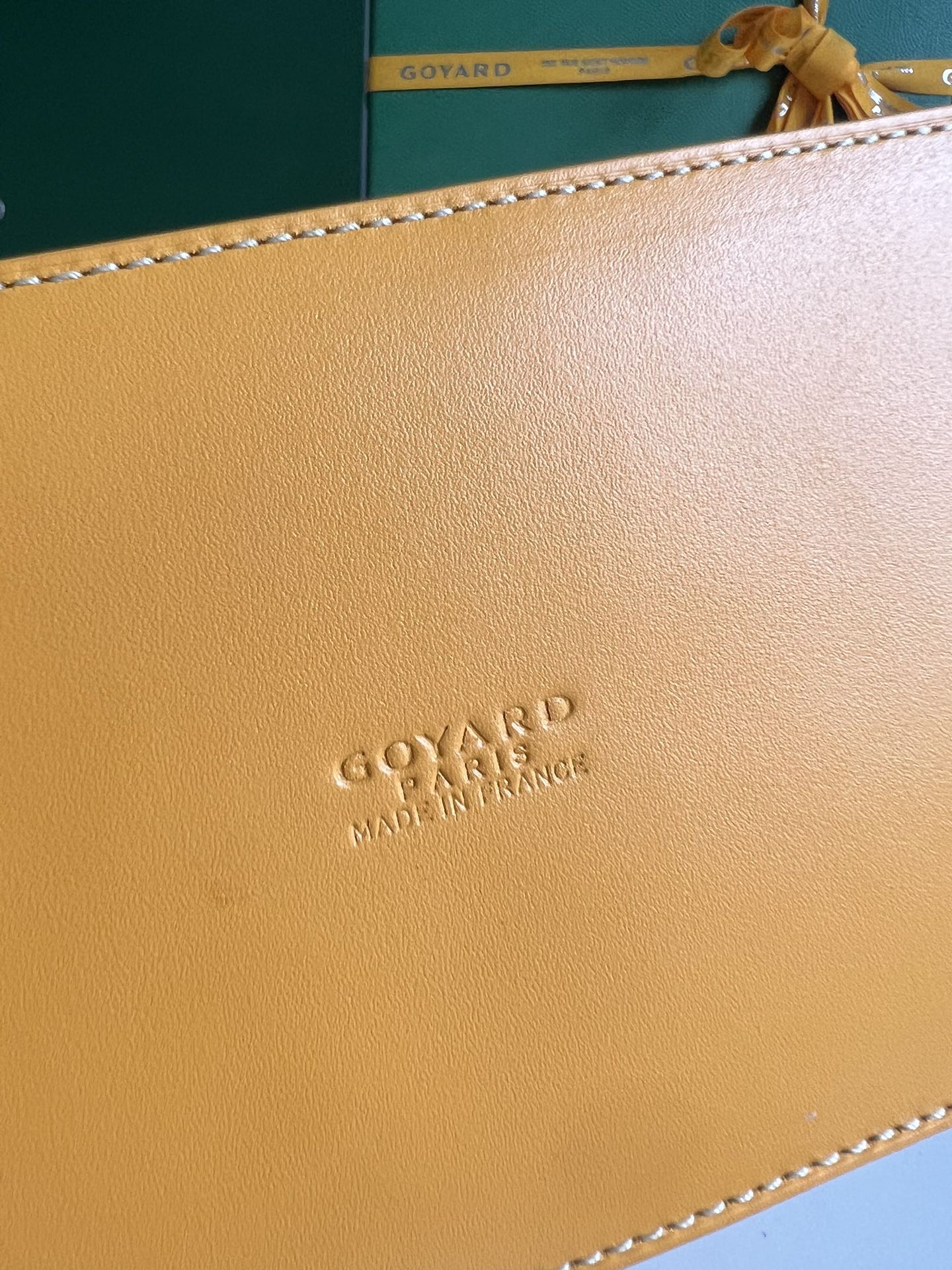 750💝El bolso Goyard Vendôme Yellow Shell Bag ™️ es el resultado de la artesanía y el saber hacer únicos de la marca: la bandolera desmontable, los detalles de madera incrustados, las esquinas de piel, la gran cremallera, el forro amarillo y su característica forma de concha son más modernos y sofisticados, y muestran la feminidad y la ligereza del gesto de una mujer. 🉑️ Bolso de hombro 🉑️ bolso de mano 👇🏻👇🏻11 colores disponibles: negro, marrón, rojo, burdeos, amarillo, verde, gris, blanco, azul cielo y azul marino 🌈Tamaño: largo inferior 23cm*alto 18,5cm*ancho inferior 10cm0205-fábrica de alta costura