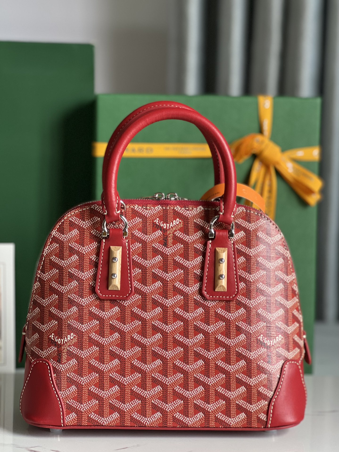 P1560 Bolso Goyard Vendôme Marrón Concha ™️Heredando el estilo y la artesanía únicos de la marca: correa de hombro desmontable, detalles de madera incrustada, esquinas de cuero, cremallera grande, forro amarillo y su distintiva forma de concha para una muestra más moderna y sofisticada de suavidad y ligereza femeninas 🉑️Shoulder carry🉑️Hand carry👇🏻👇🏻Tamaño: longitud inferior 23 cm*altura 18,5 cm*anchura inferior 10 cm